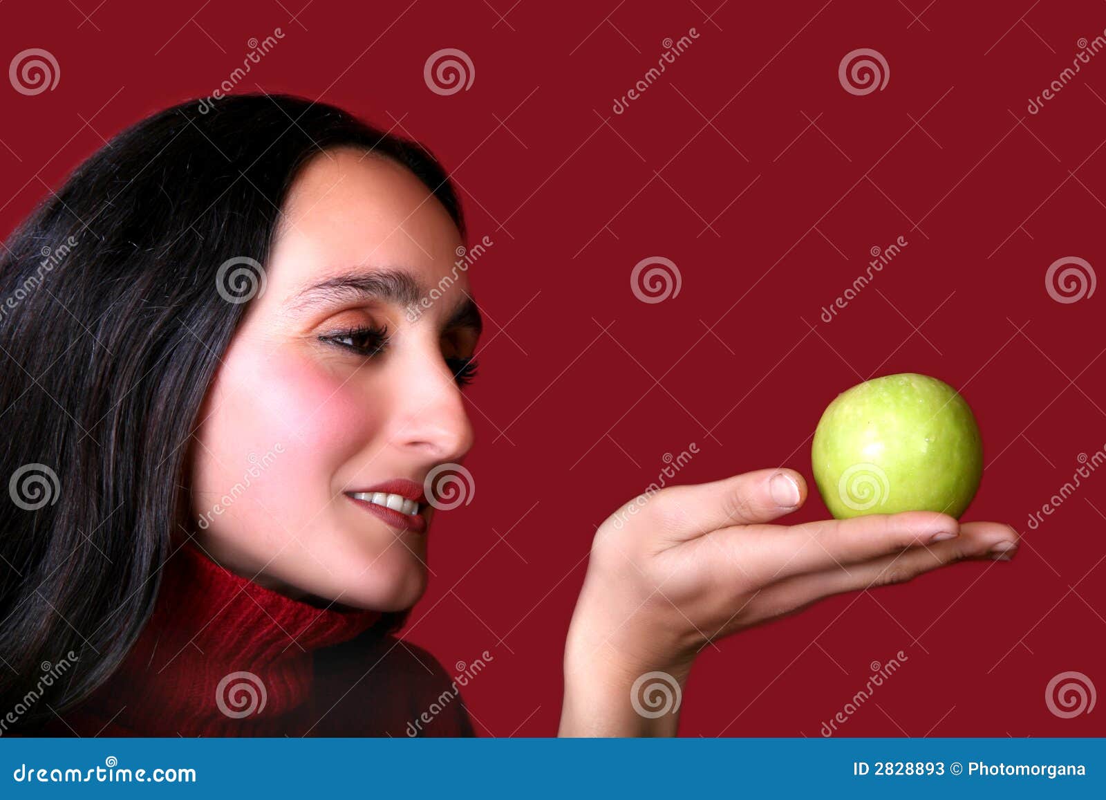 Versuchung. Digital-Foto einer Frau, die einen Apfel betrachtet.
