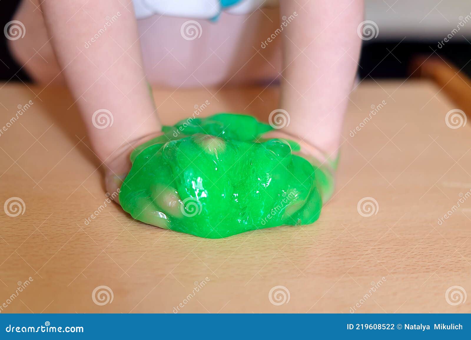 Vert Collant Slime Dans Les Mains Des Enfants. Une Petite Fille