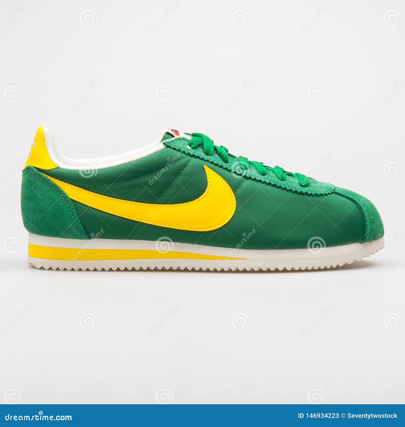 Vert De Nike Classic Cortez Nylon Aw Et Espadrille Jaune Photo stock  éditorial - Image du occasionnel, fond: 146934223