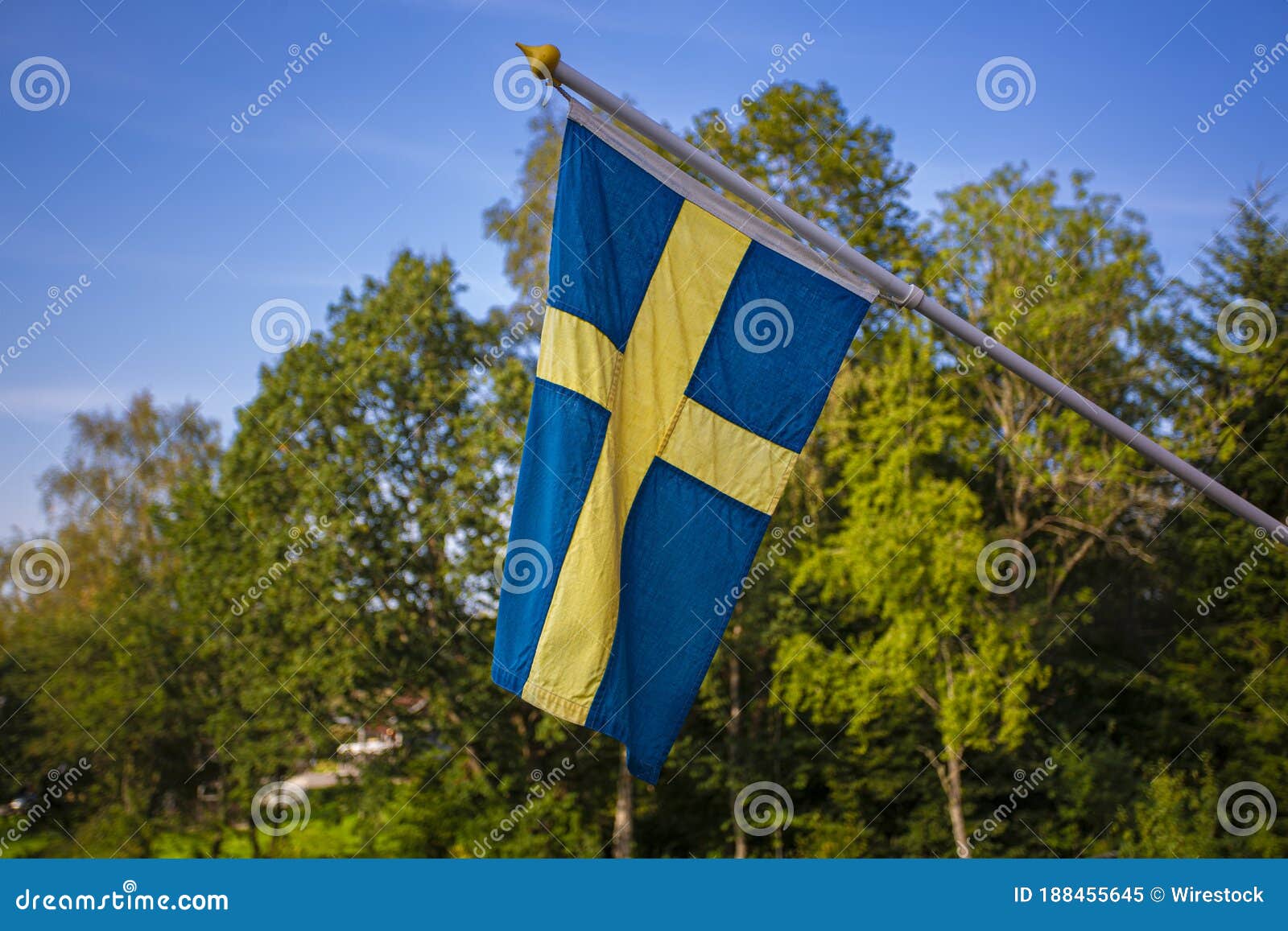 Doe alles met mijn kracht moeilijk Notitie Verticaal Schot Van Zweedse Vlag Blauw Met Geel Kruis in De Wind Stock  Afbeelding - Image of wolken, hemel: 188455645