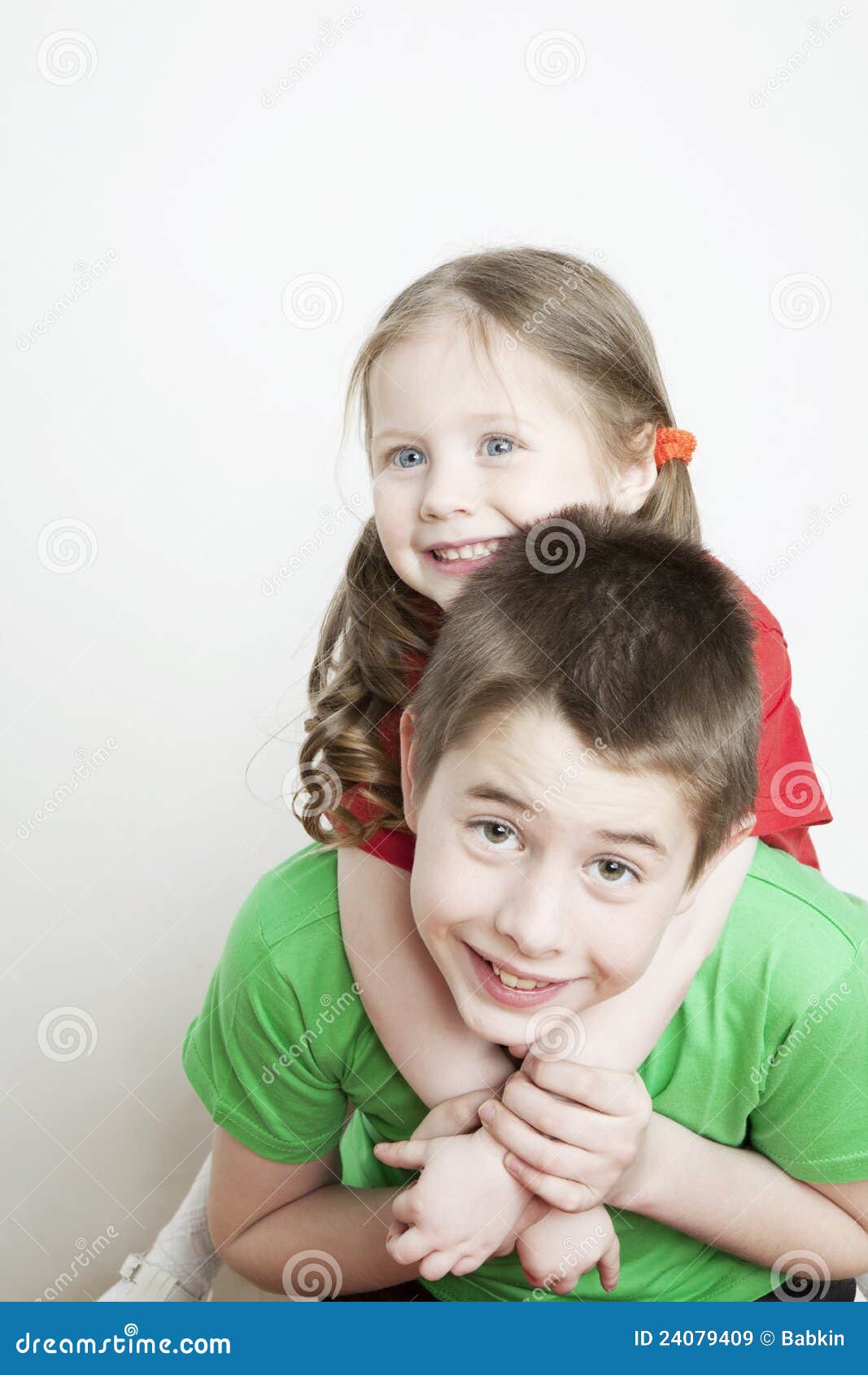 Verticale D Un Enfant D Un Frere Et D Une Soeur Image Stock Image Du Caresser Mignon