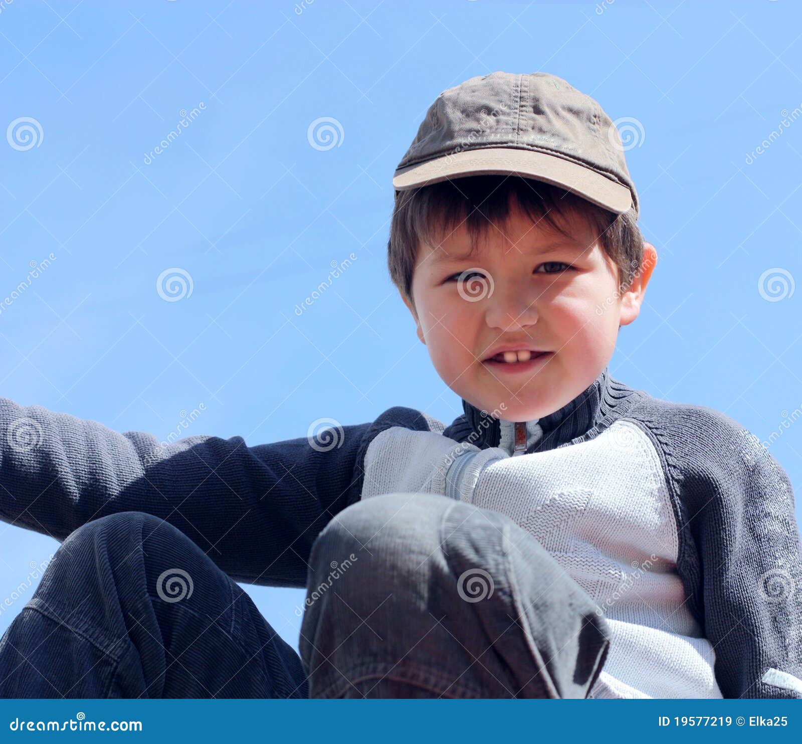 Verticale D'un Garçon 7 Ans Contre Le Ciel Bleu Image stock - Image du  étudiant, capuchon: 19577219