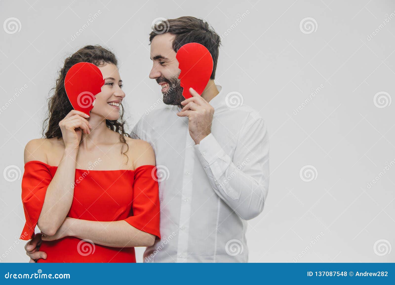 Un Homme En Chemise Blanche Avec Un Ruban Rouge Photo stock - Image du  bande, fermer: 164970002