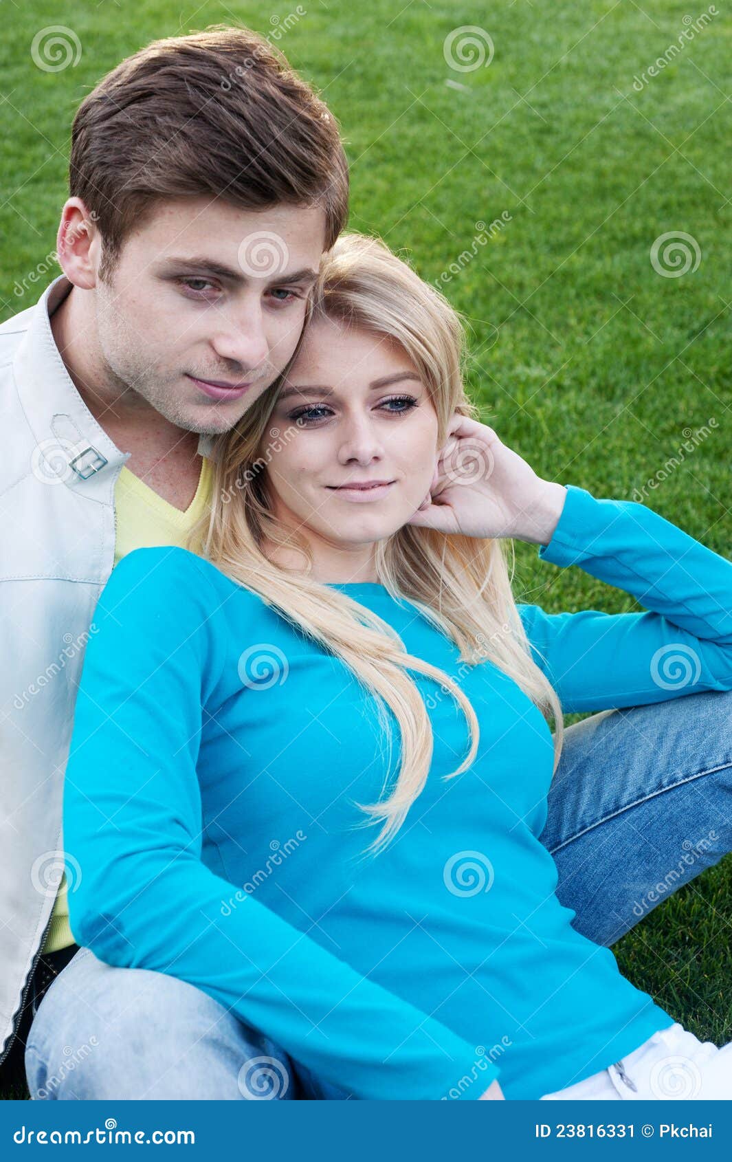 Verticale D'un Jeune Couple Heureux Dans L'amour Image stock Image du amour, romantique 23816331