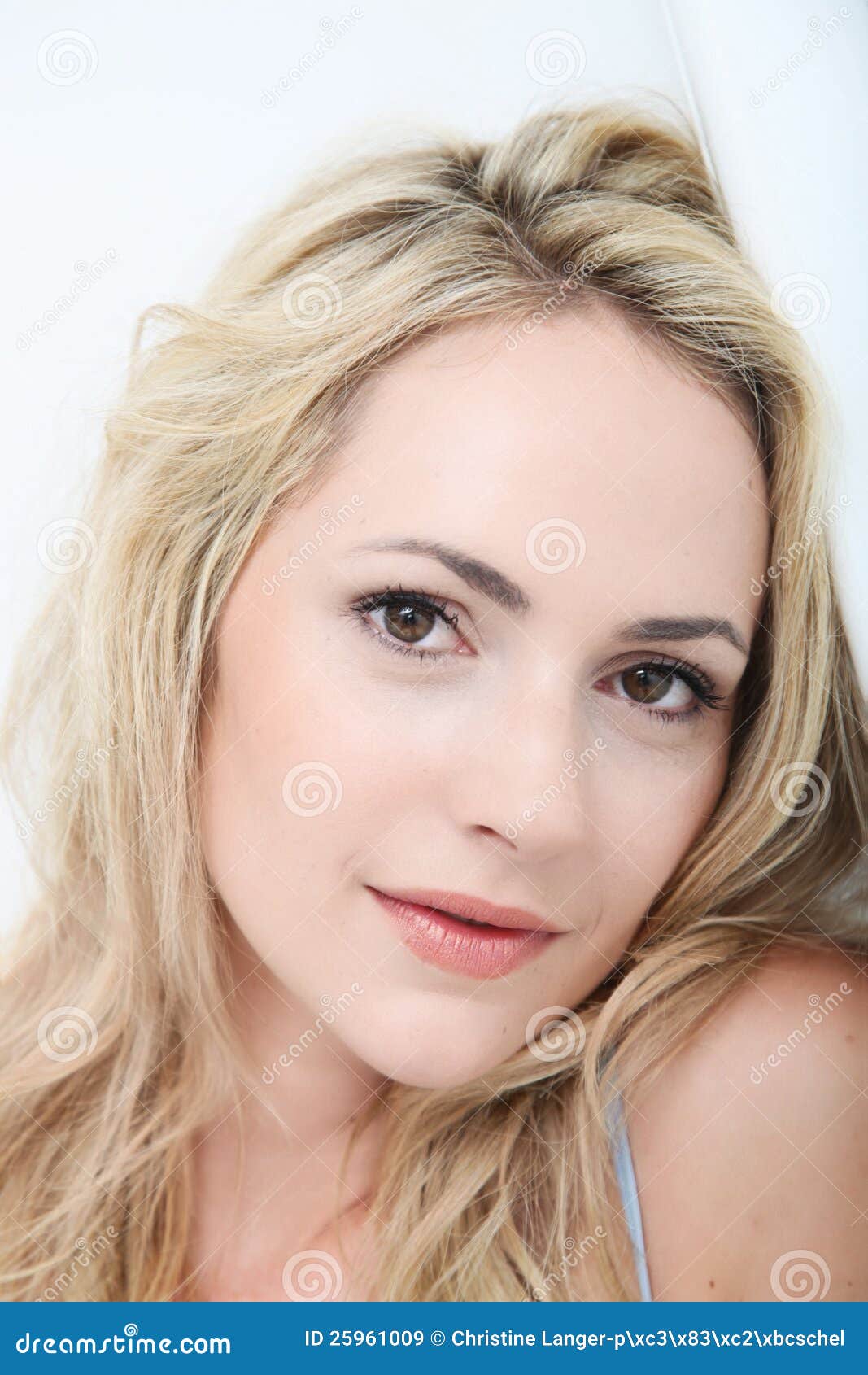 Verticale D'une Belle Femme Douce Image stock Image du expression, dame 25961009
