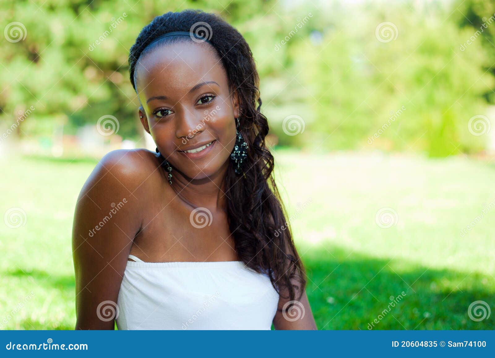 Verticale D'une Belle Fille Noire Image stock - Image du dame