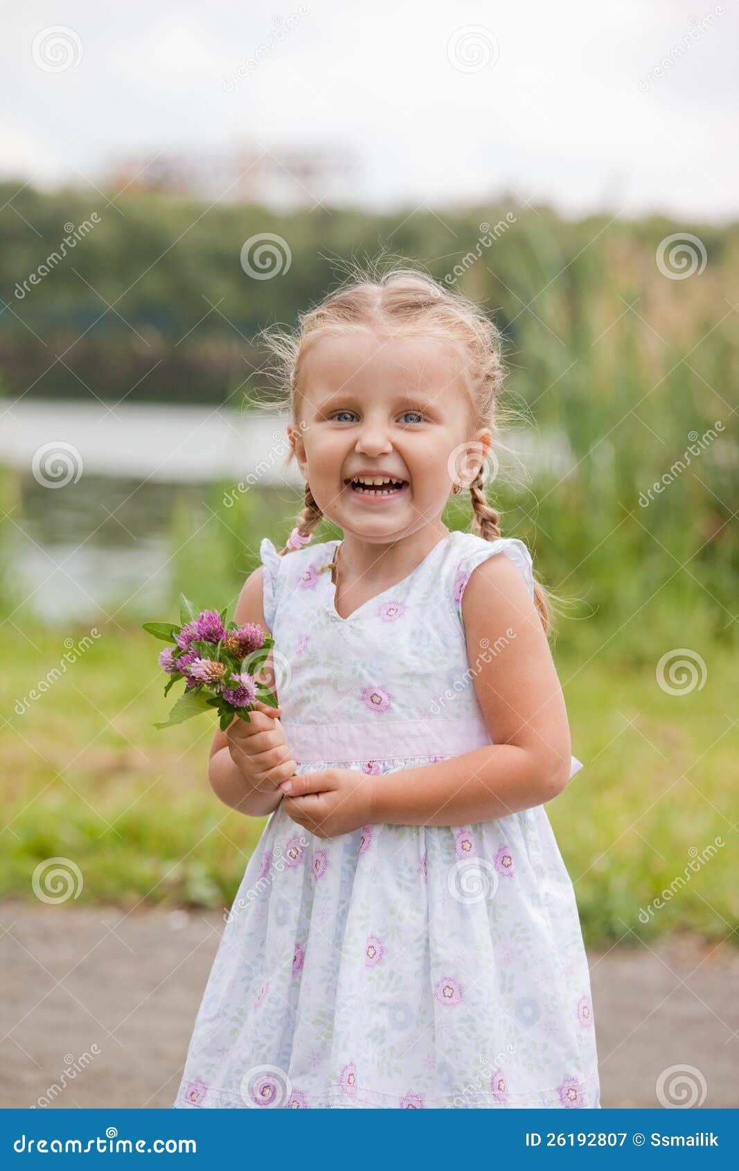 Verticale D'une Petite Fille Riante (3-4 Ans) Image stock - Image