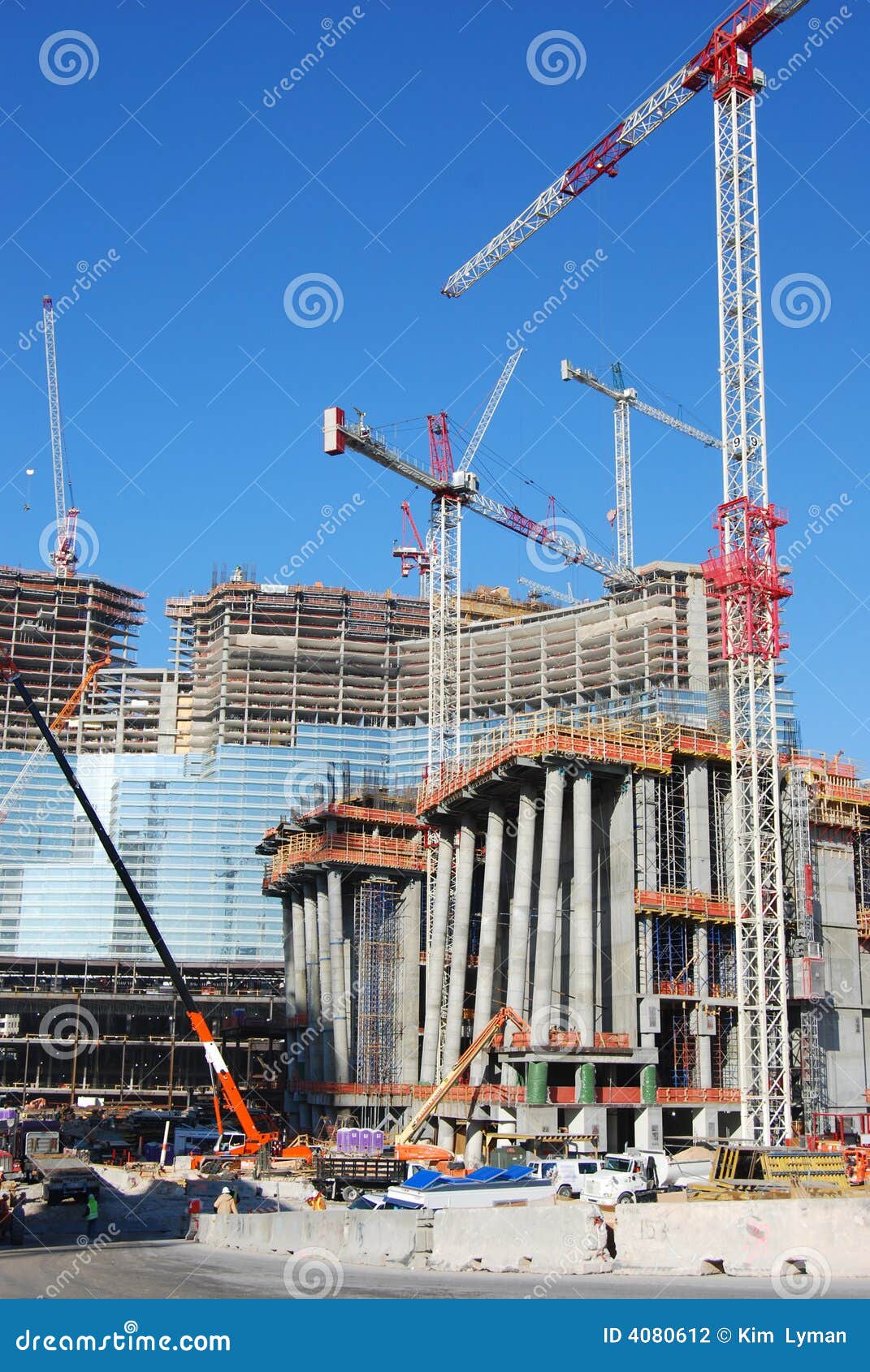 Architectes Dans Des Vêtements Réfléchissants Regardant Loin Sous Tablette  Pc Et Grue Sur Le Chantier De Construction Banque D'Images et Photos Libres  De Droits. Image 86674861