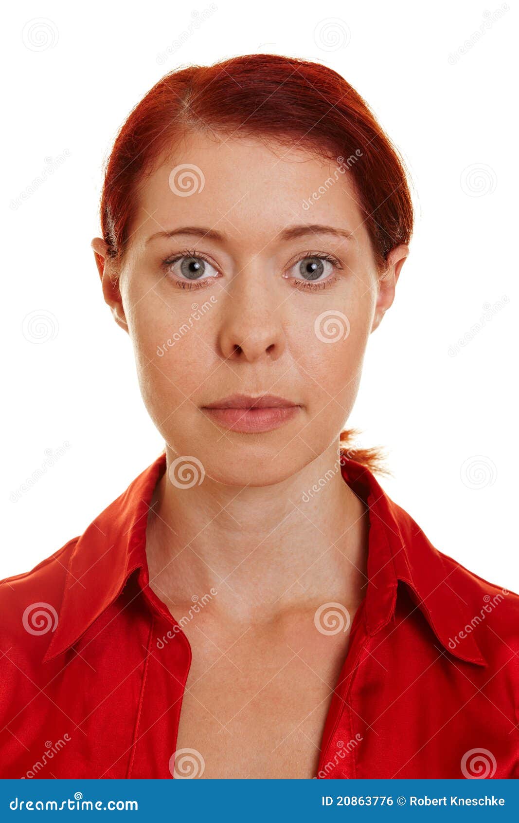 Verticale de face de femme avec le rouge. Verticale de face d'un femme sérieux avec le cheveu rouge