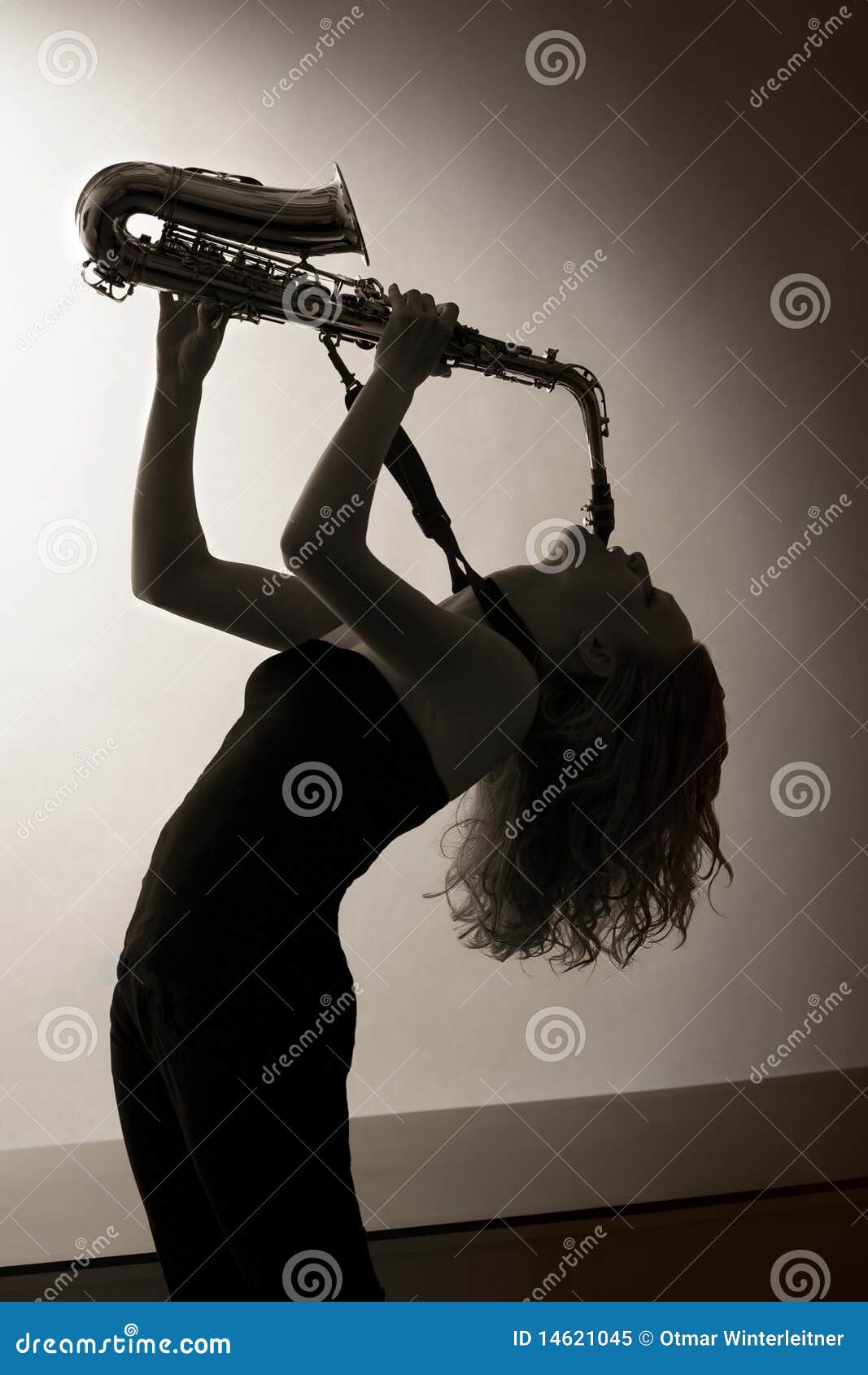 verticale-de-femme-jouant-le-saxophone-spia-modifie-la-tonalit-