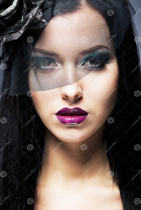 Verticale De Femme Triste Avec Le Voile De Deuil Noir Photo stock Image du émotions, fond