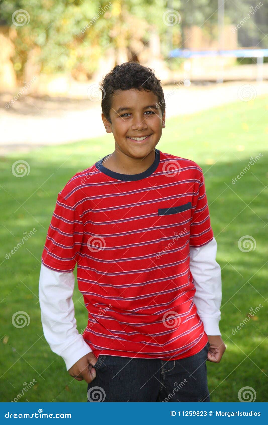 Verticale De Gar on De 11 Ans L ext rieur Image stock Verticale De Gar on De 11 Ans L ext rieur Image stock