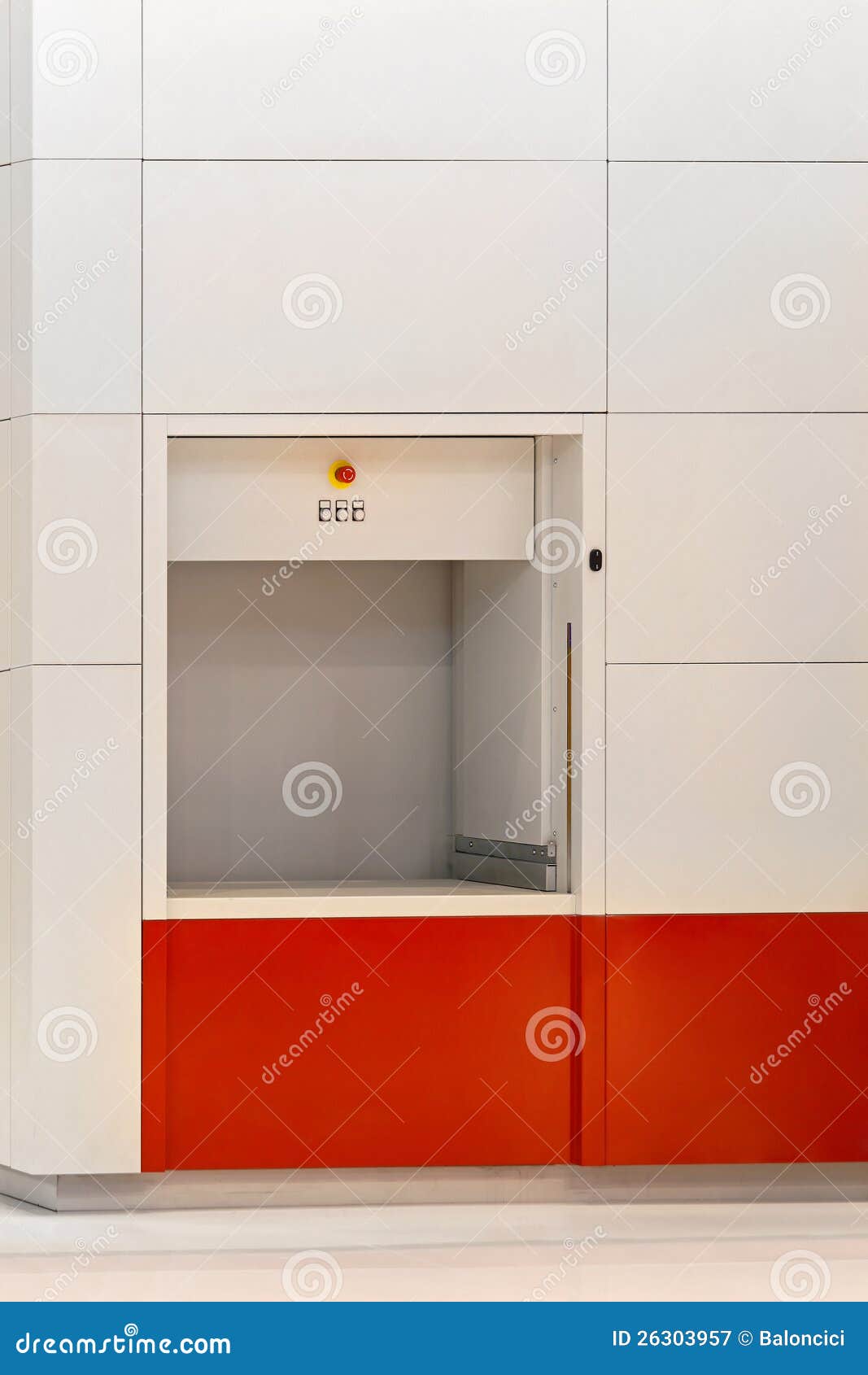 Vertikales Speicherkarussell Stockbild - Bild von industrie, lagerhaus