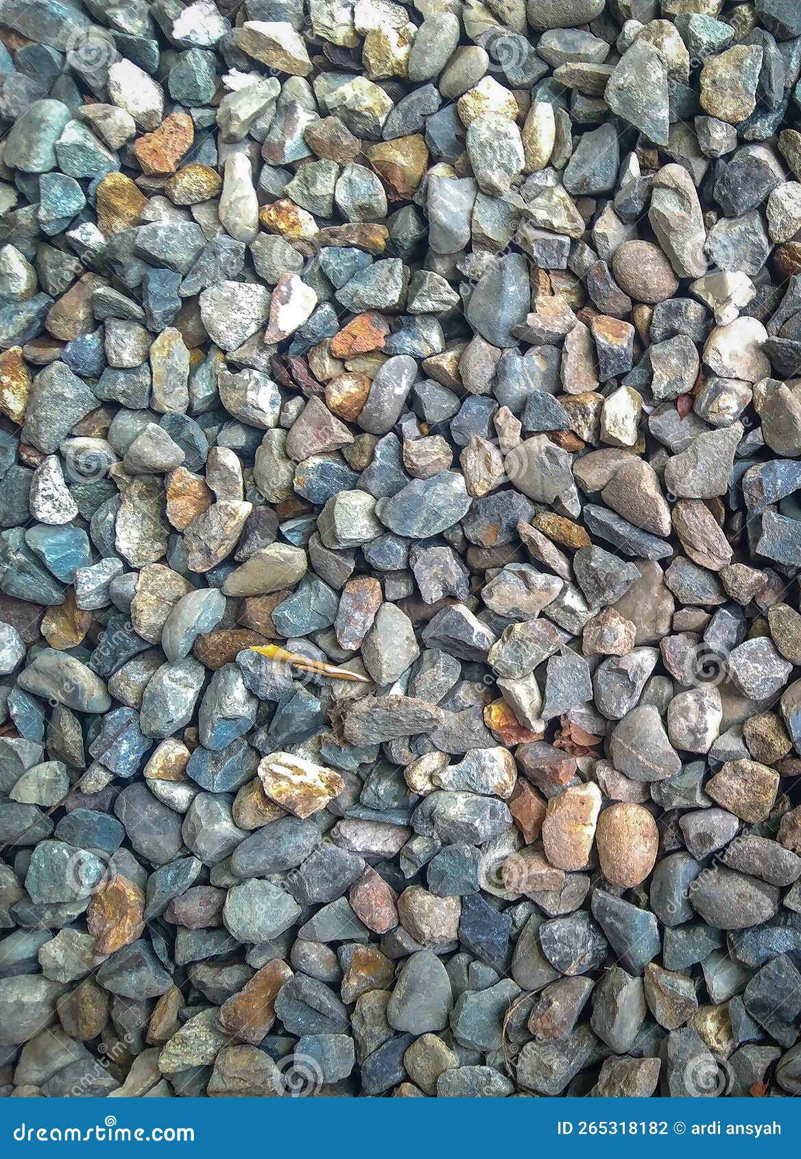 Vertikalfoto Aus Kies Oder Kieselstein Bei Der Einfahrt Stockfoto