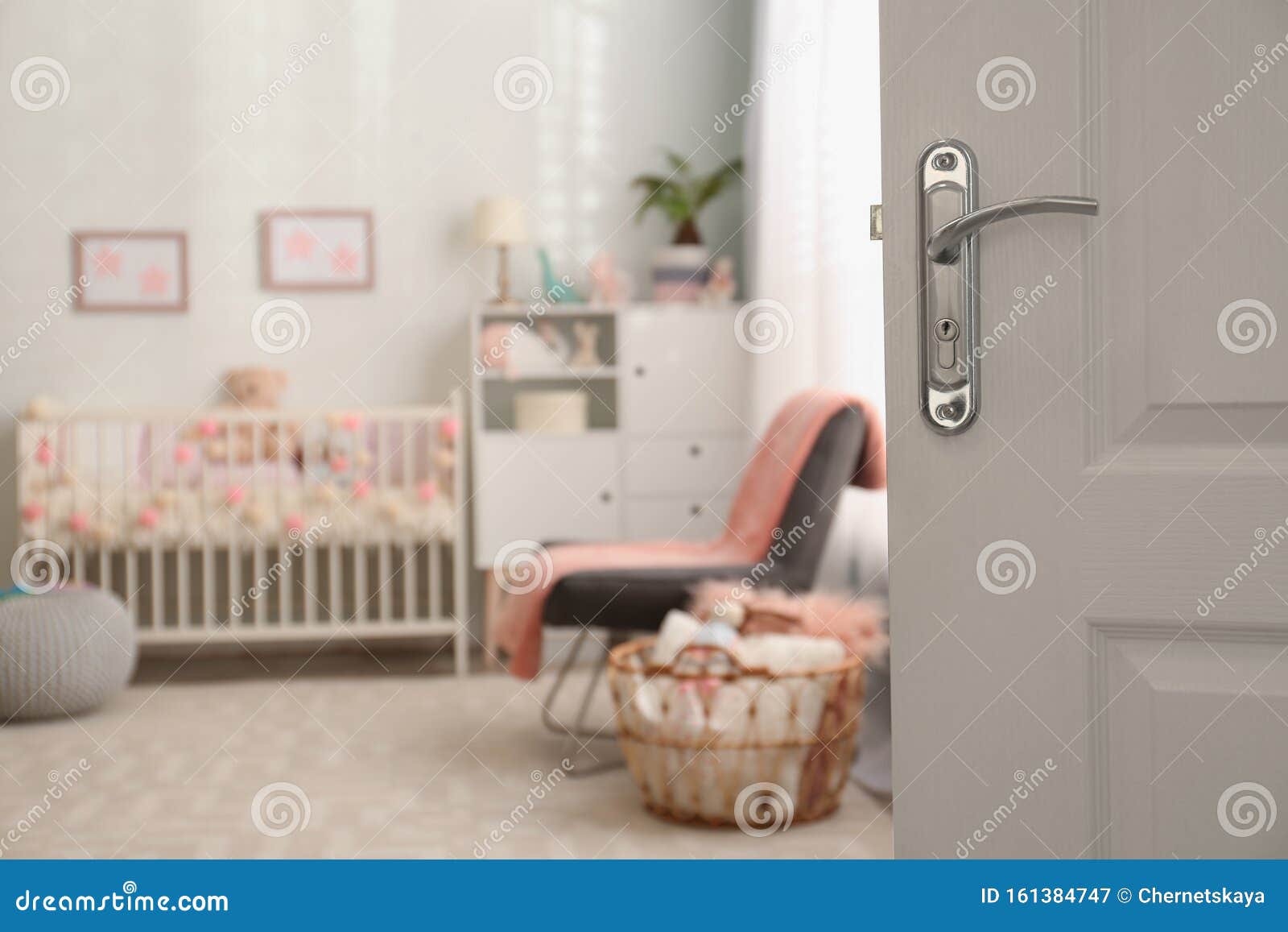 Vervaagd beeld van de binnenkant van de babykamer met een rand. Dwazige weergave van de binnenkant van de babykamer met comfortabele plooi