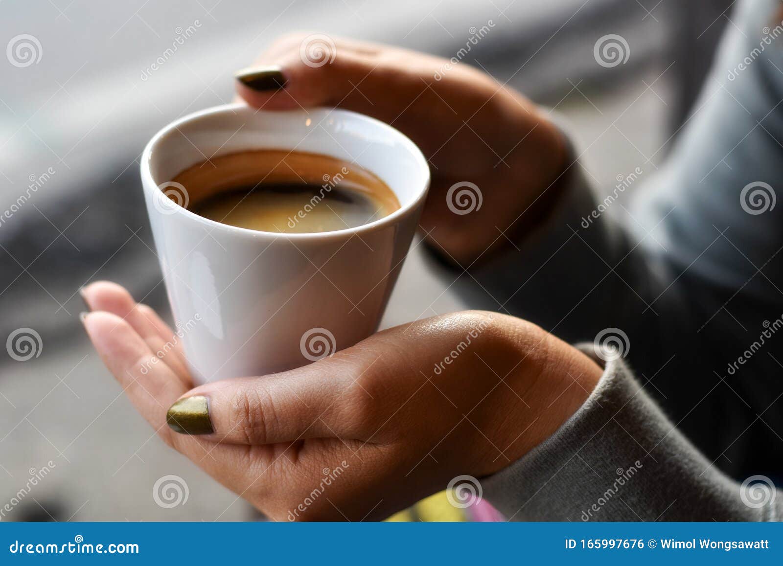 Verwarm Zwarte Koffie in Een Witte Vrouwelijke Hand Stock Foto - Image of uitgedrukt, inhoud: 165997676