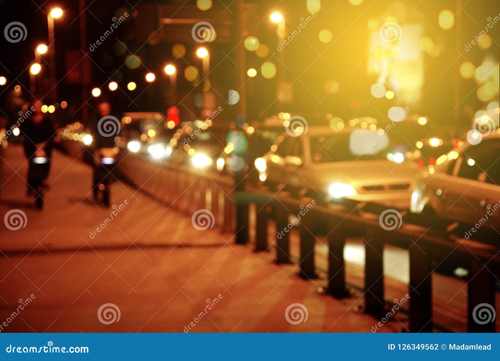 Verwischen Sie Auto Auf Straße in Der Stadt Mit Bokeh Orange Licht am  Nacht-backgr Stockfoto - Bild von anstürme, nacht: 126349562