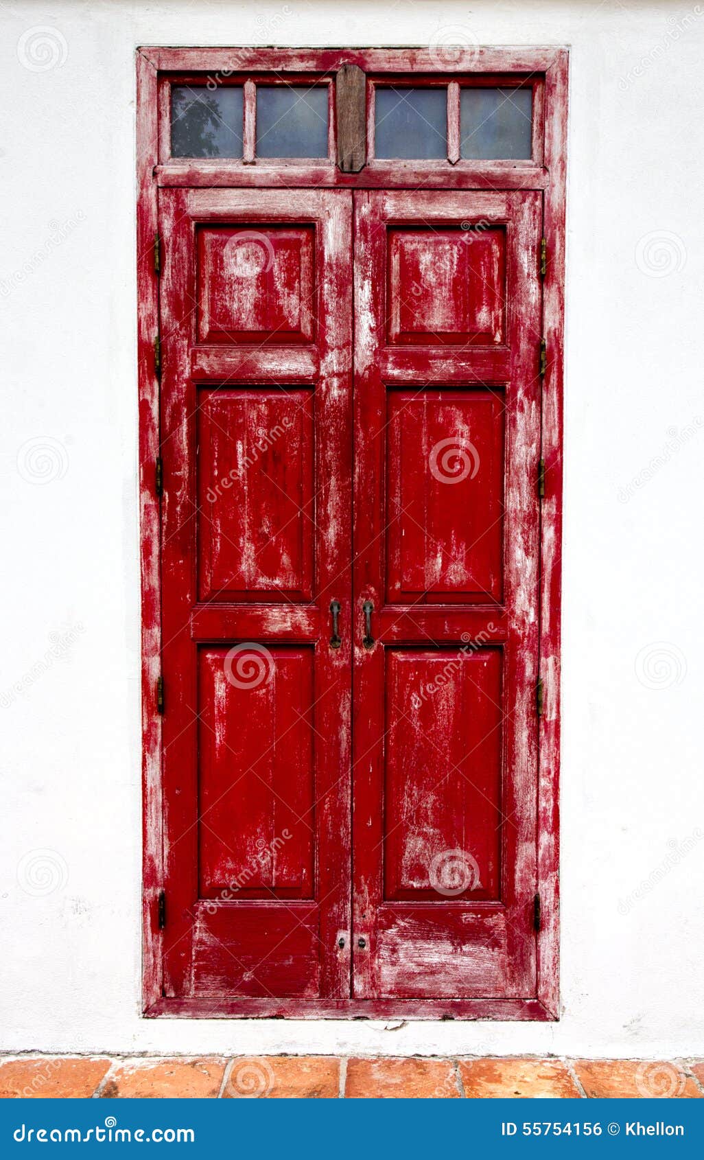 Verwitterte rote Türen stockfoto. Bild von lack, eingang - 55754156