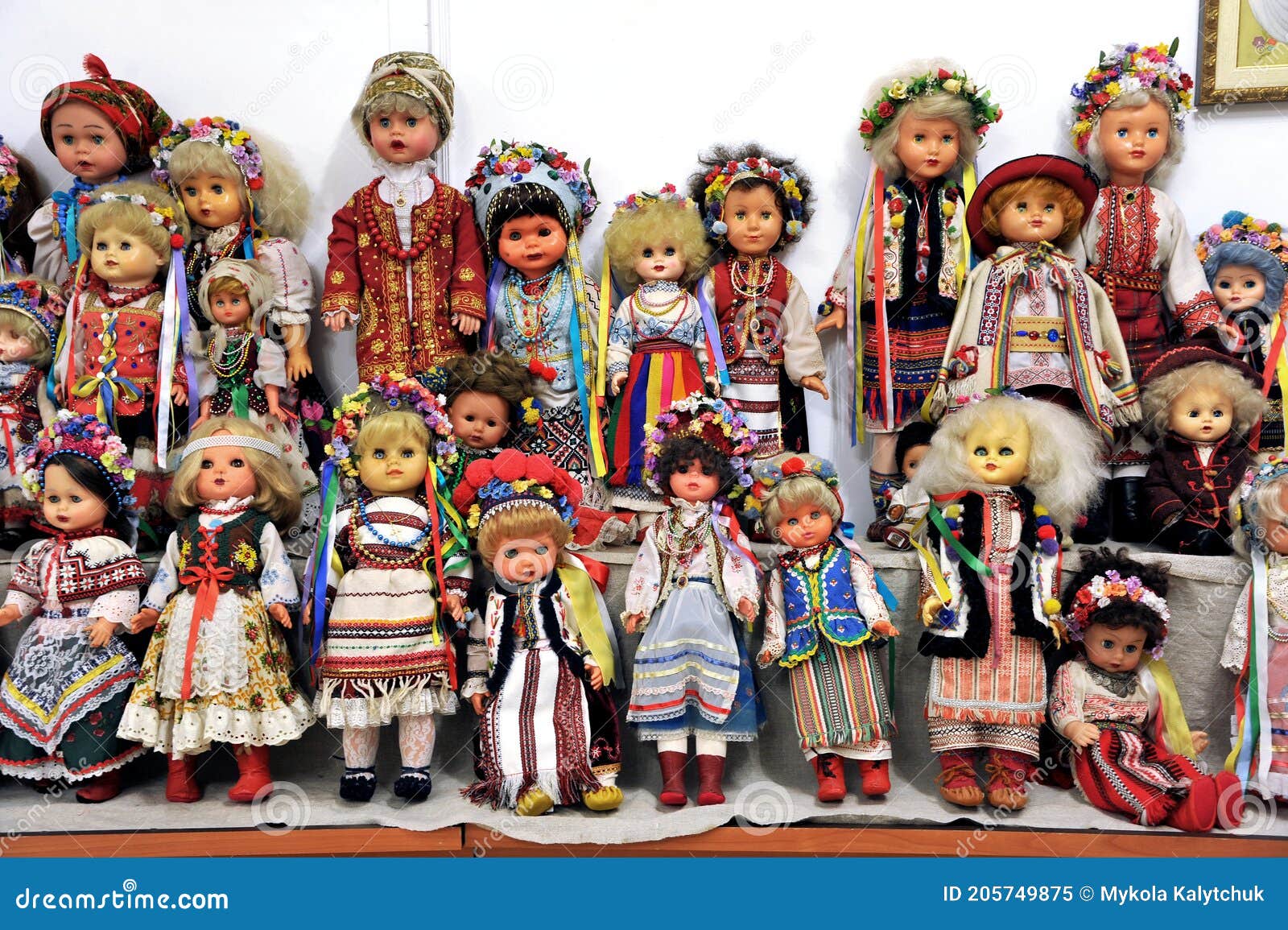 Uitgaan zijn Populair Verzameling Poppen in Oekraïense Volkskostuums. Stock Afbeelding - Image of  cultuur, decoratie: 205749875
