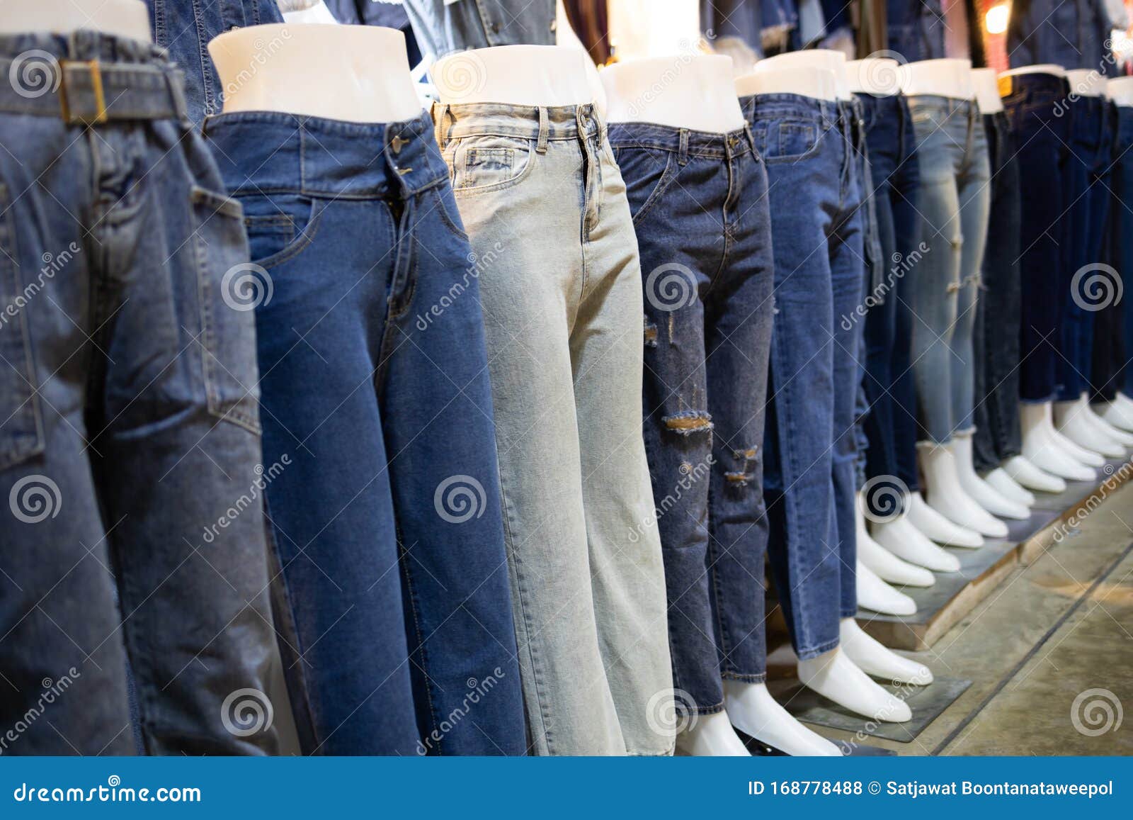 Uitstroom Betasten impliceren Verzameling Van Verschillende Soorten Blauwe Jeans, Rij Mannequine Van De  Vrouw in De Benen Van Vrouwelijke Jeans Van Verschillen Stock Foto - Image  of denim, groep: 168778488