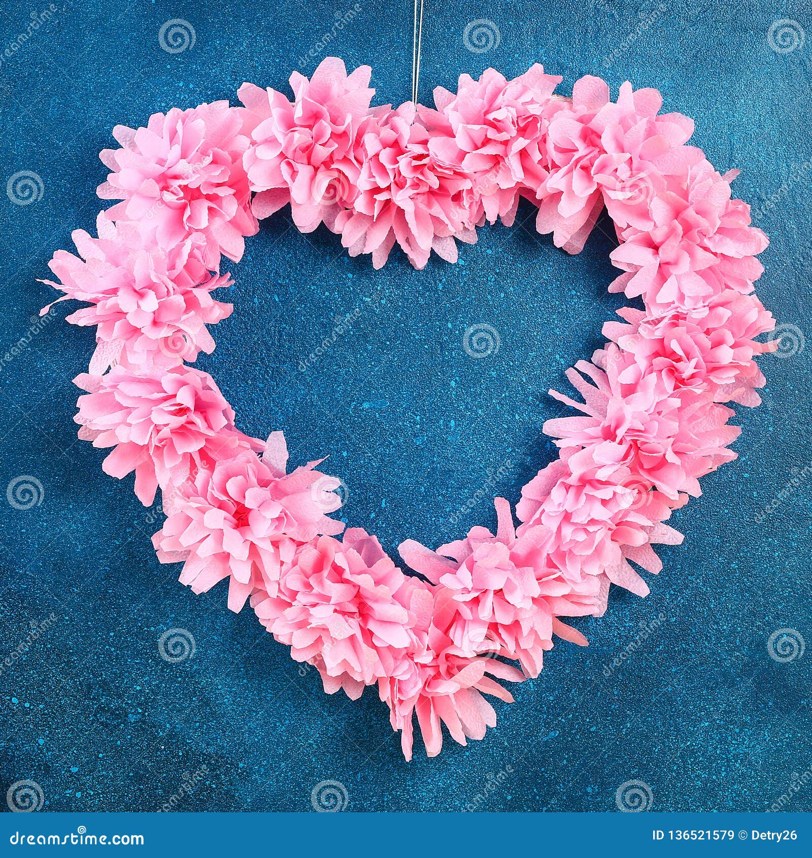 Verzierte künstliche Blume des Herzens geformter Kranz machte rosa Seidenpapierservietten Geschenkideen für Valentinsgruß-Tag, Dekor für Tagesliebe, Konzept am 14. Februar Schritt für Schritt Prozesskinderhandwerk Beschneidungspfad eingeschlossen