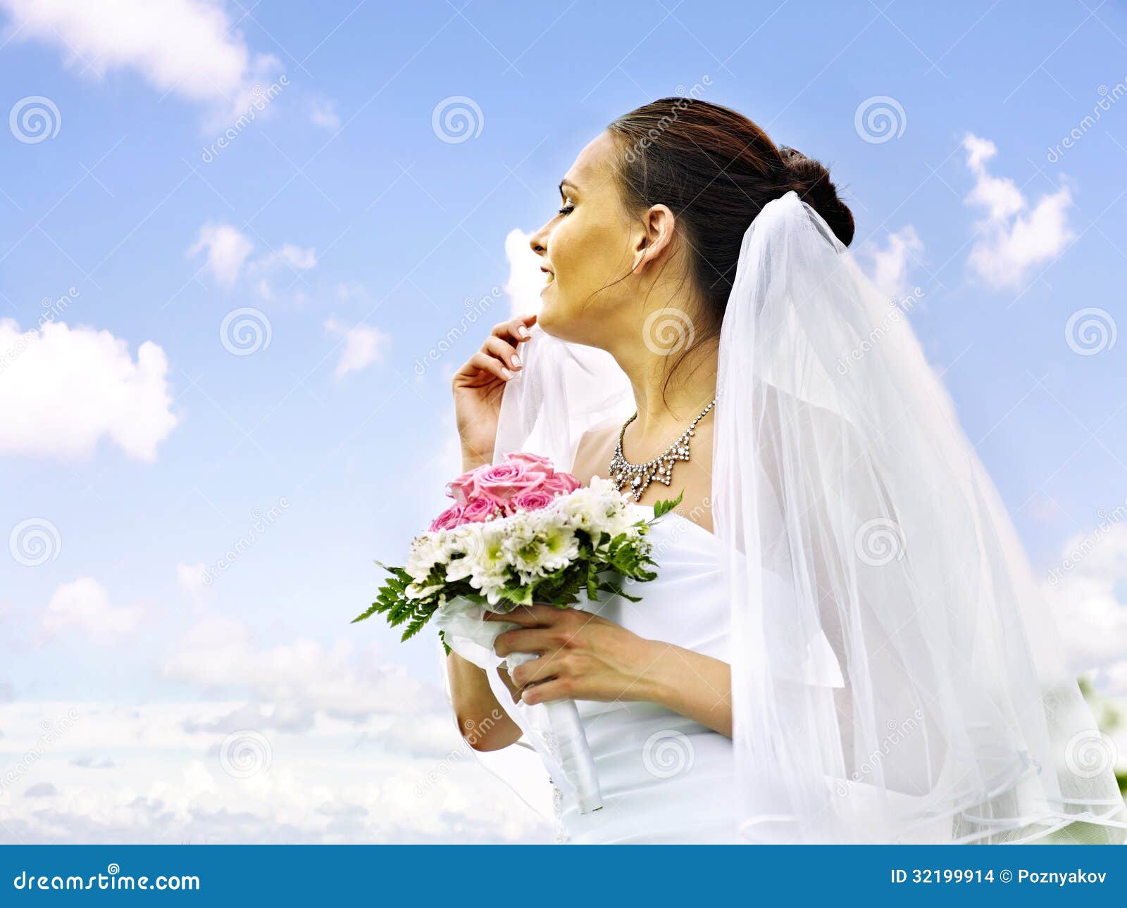 Verão da noiva exterior. Noiva que guardara a flor. Casamento exterior.