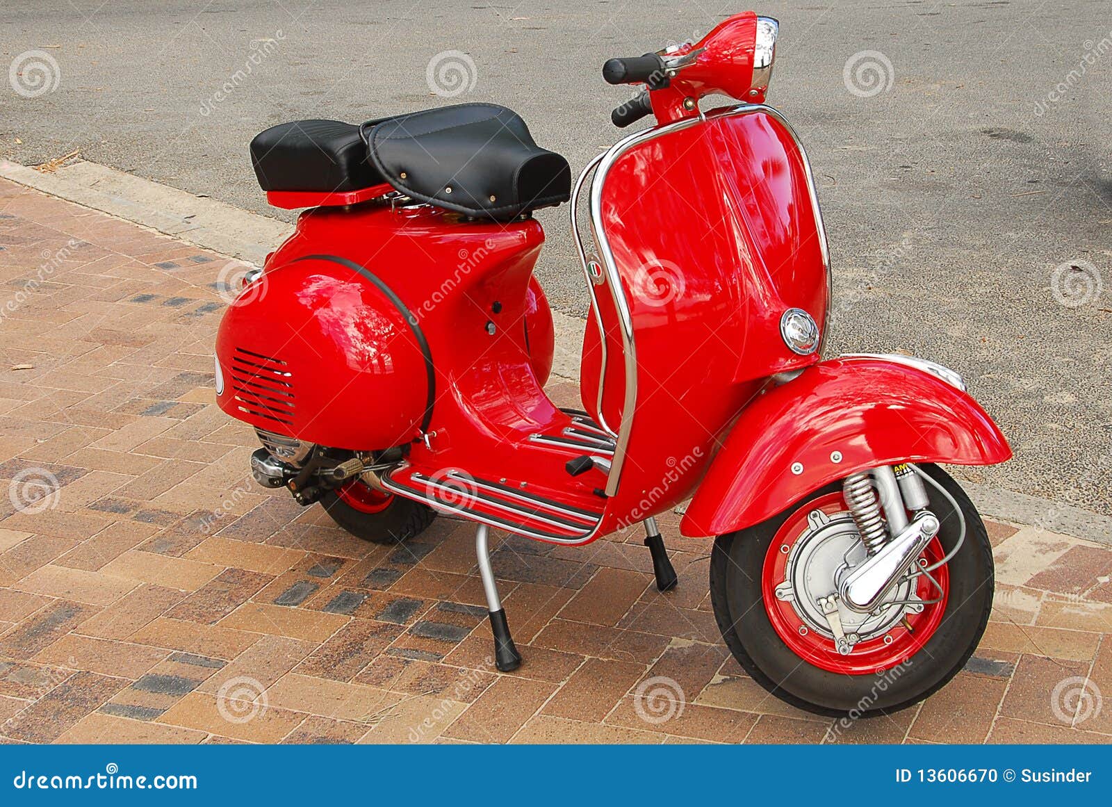 Vespa roja foto de archivo. Imagen de conducir, transporte - 13606670
