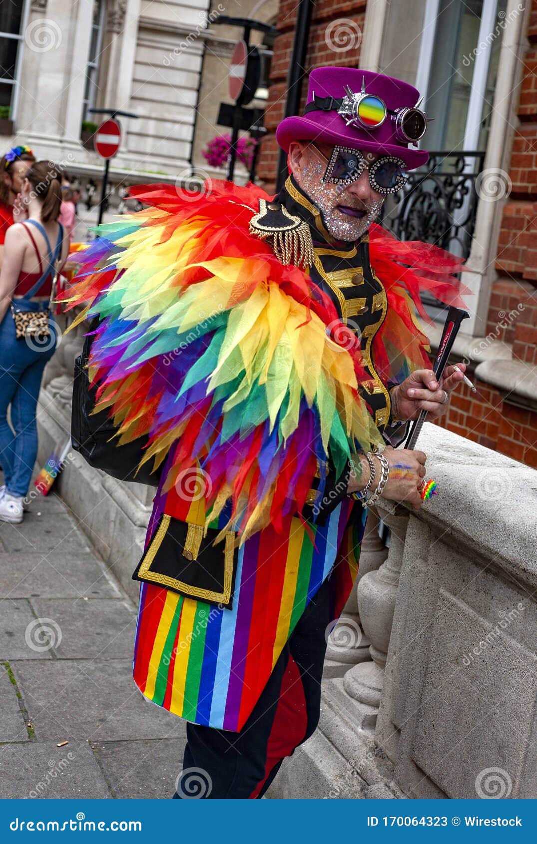 Vestido Arcoiris En El Desfile Del Orgullo Gay Foto de archivo editorial -  Imagen de igualdad, lesbiana: 170064323