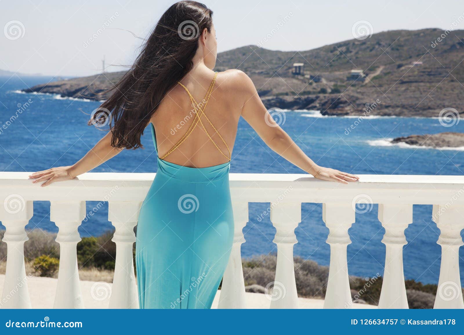 Vestido azul y mar azul imagen de archivo. Imagen de mirada - 126634757