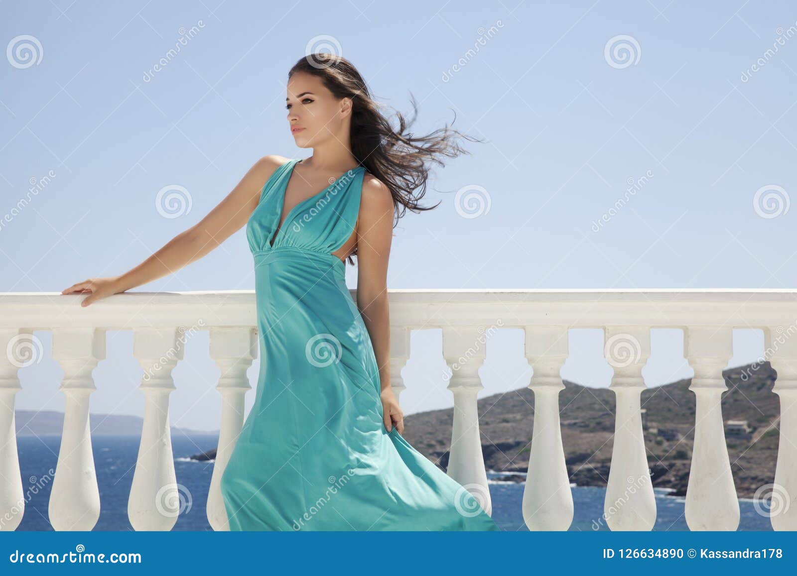 Vestido azul y mar azul foto de archivo. Imagen de libre - 126634890 Vestido azul y mar azul foto de archivo. Imagen de libre - 126634890
