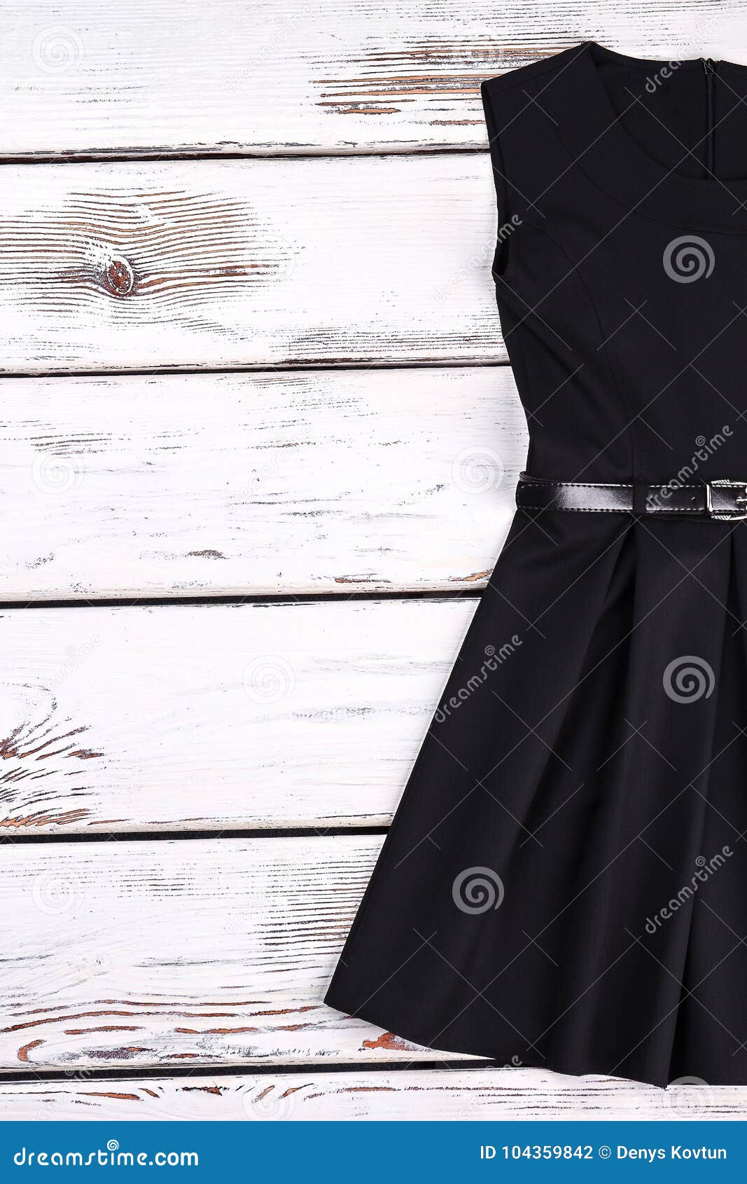 Vestido Clásico Del Algodón Negro Para Las Muchachas Foto de archivo - Imagen departamento, partido: 104359842