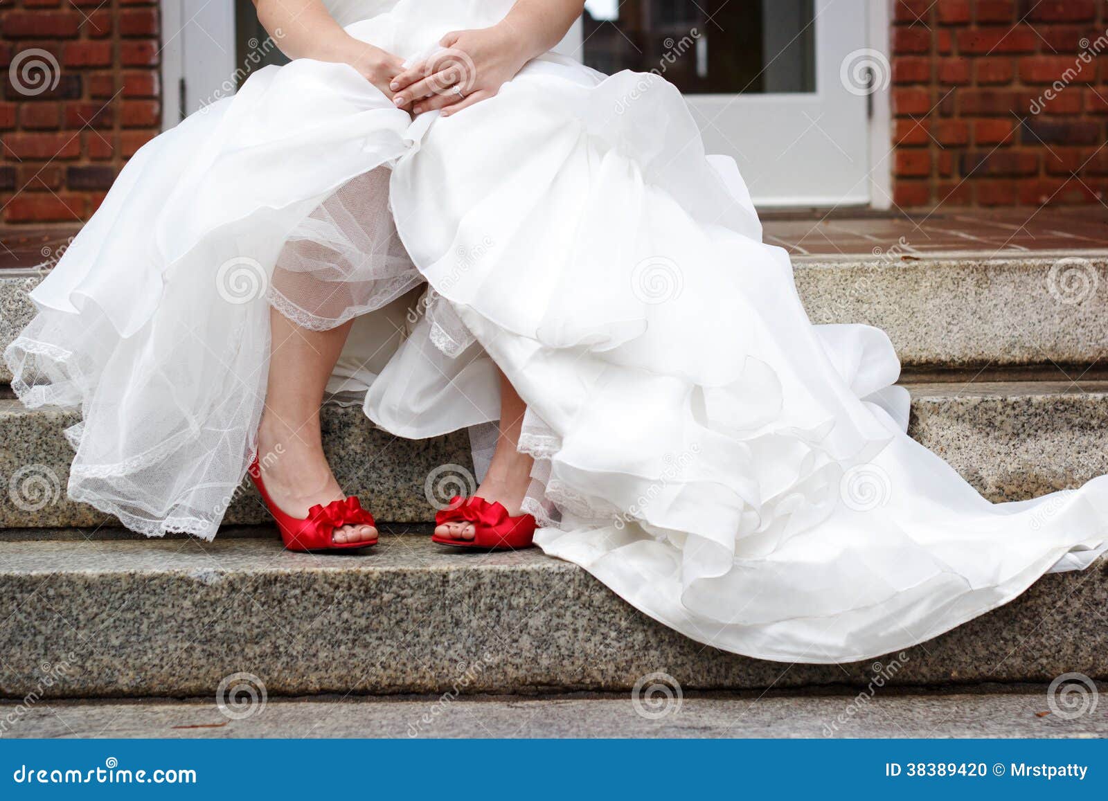 Vestido Boda Blanco De La Novia Que Lleva Y Zapatos Rojos Foto de archivo - Imagen de ceremonia, manos: 38389420