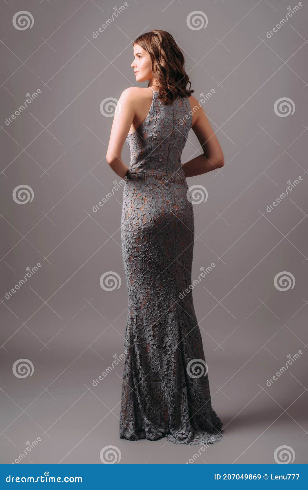 Vestido De Noche De Encaje Gris. Hermosa Modelo En Ropa De Dama Honor Moderno Estilo Femenino Para Un Evento. Femenina. Imagen de archivo - Imagen de 207049869