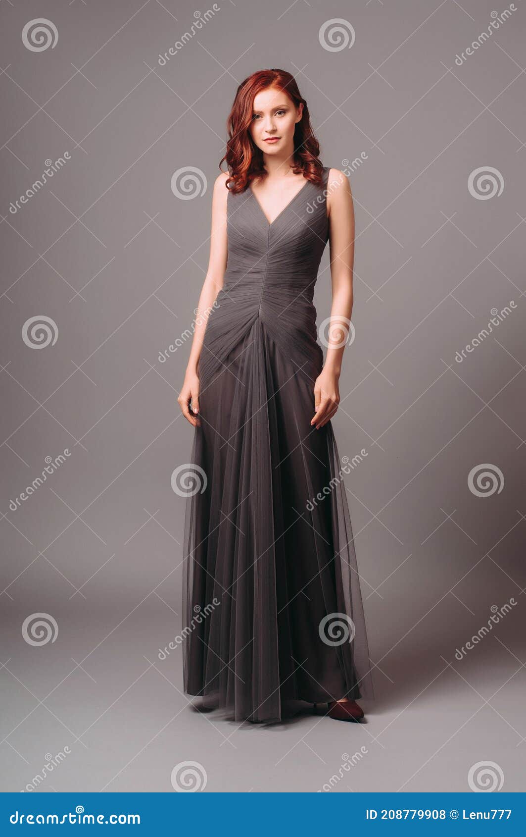 Vestido De Noche Gris. Hermosa Modelo En Ropa De Dama De Honor Moderno  Estilo Femenino Para Un Evento. Moda Femenina. Foto de archivo - Imagen de  femenino, bridesmaid: 208779908