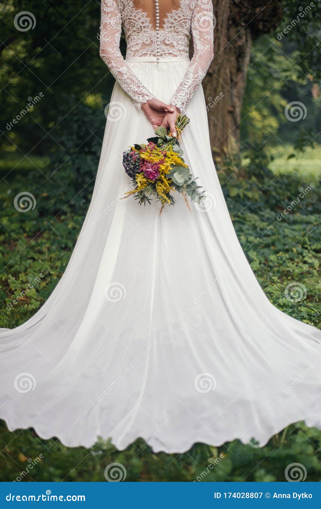 Vestido De Noiva E Bouquet Rústico. Imagem de Stock - Imagem de amor,  floral: 174028807