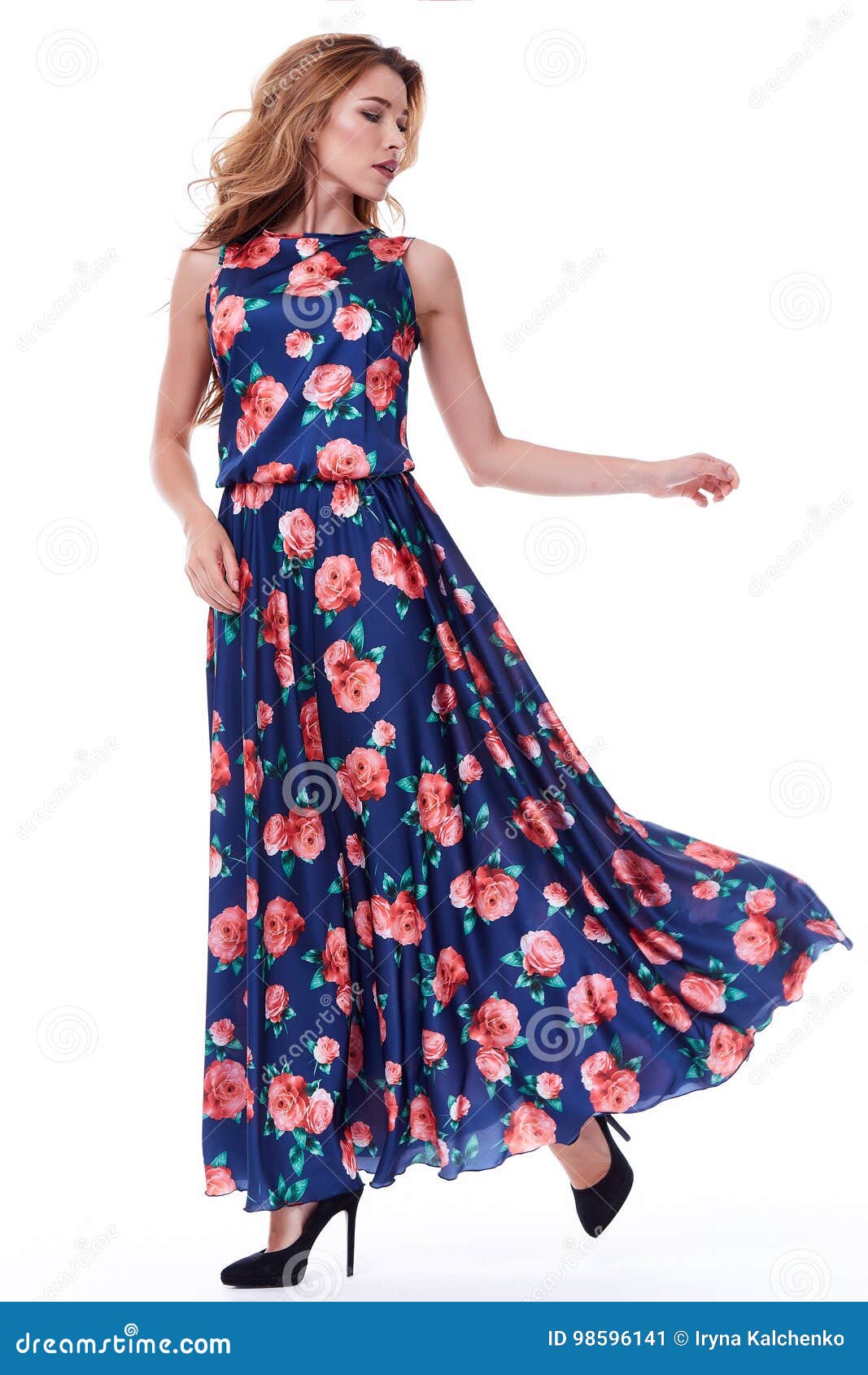 Vestido De Seda Largo O De La Señora De Moda Del Modelo Del Desgaste  Bastante Atractivo Del Pelo Rubio Imagen de archivo - Imagen de pelo,  caminata: 98596141