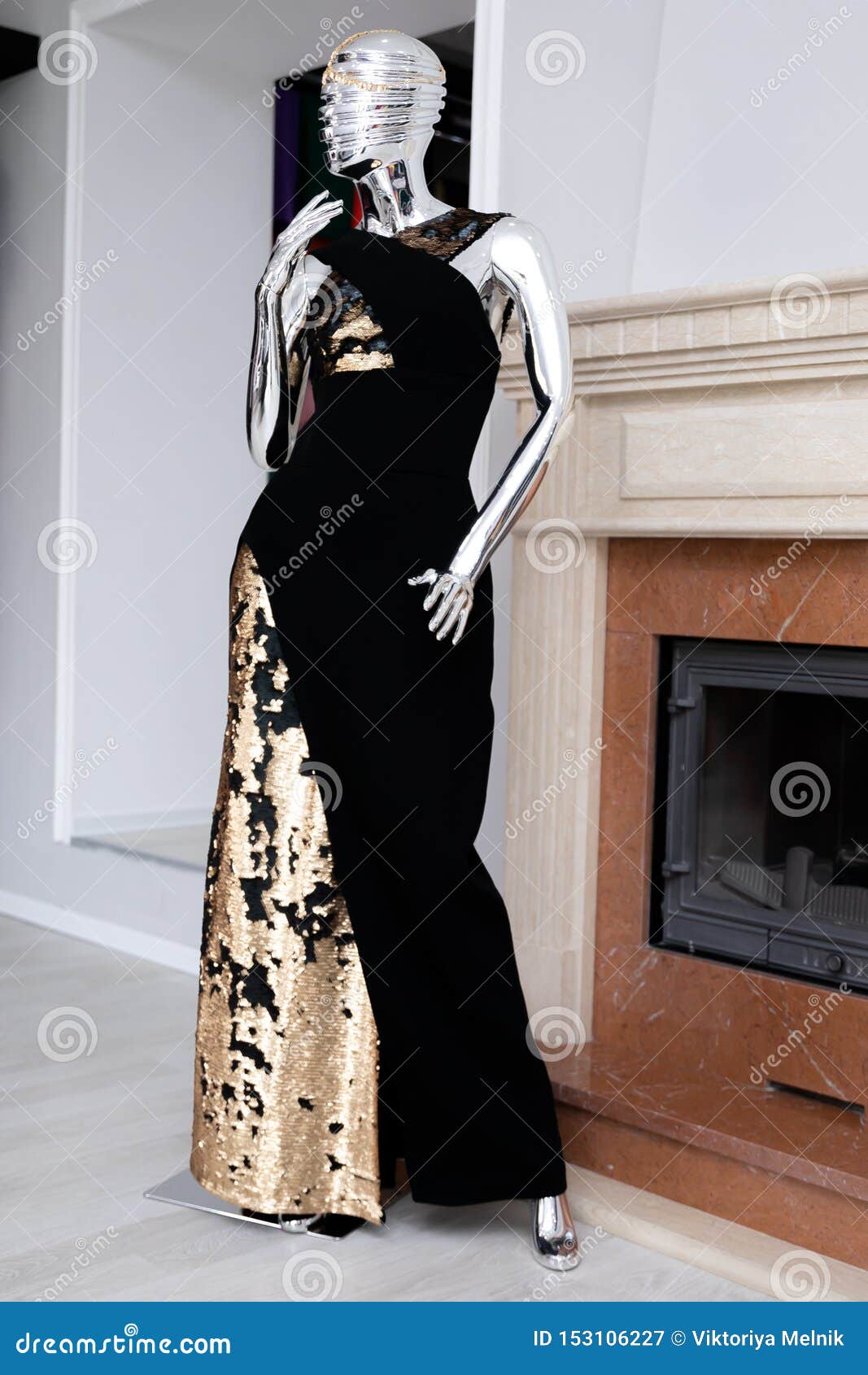 Negro Femenino, Largo Con Las Gotas De Oro En Un Maniquí De Imagen de archivo - Imagen de fashionable, compras: 153106227