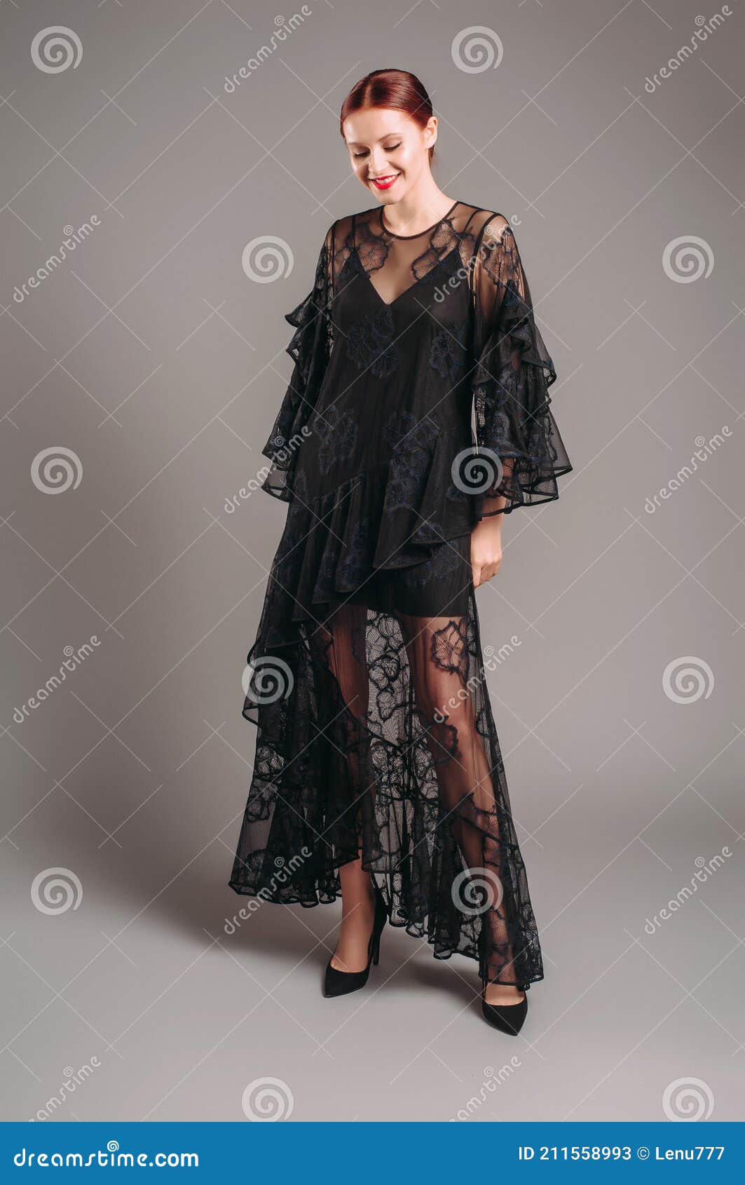 Vestido Transparente De Noche Con Mangas De Murciélago. Hermoso Modelo Confianza Usando Tacones Altos Moderno Apariencia Imagen archivo - de palo, maquillaje: 211558993
