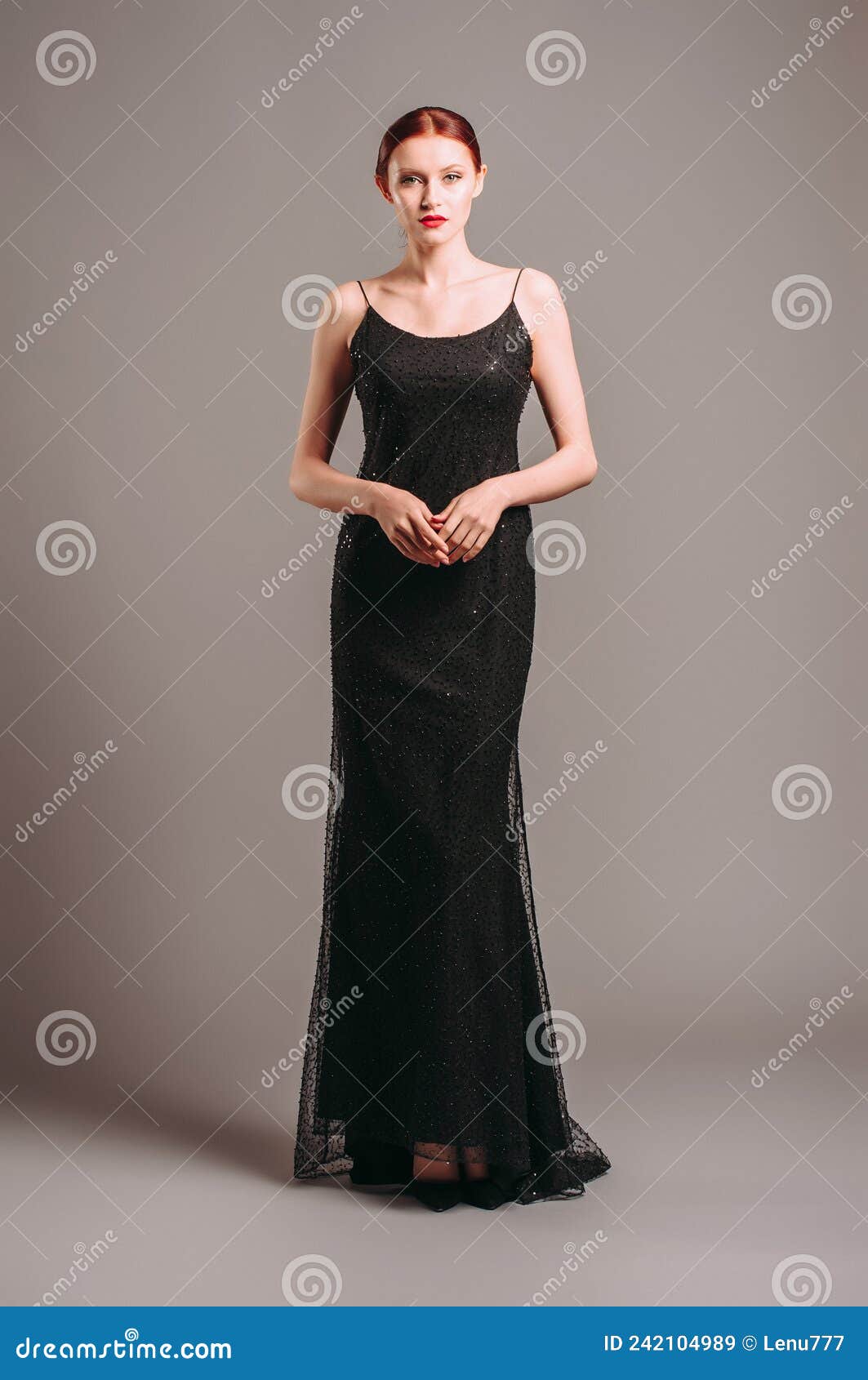 https://thumbs.dreamstime.com/z/vestido-preto-senhora-elegante-com-roupa-de-vintage-sem-dormir-multicamada-comprimento-total-retrato-est%C3%BAdio-uma-linda-jovem-242104989.jpg