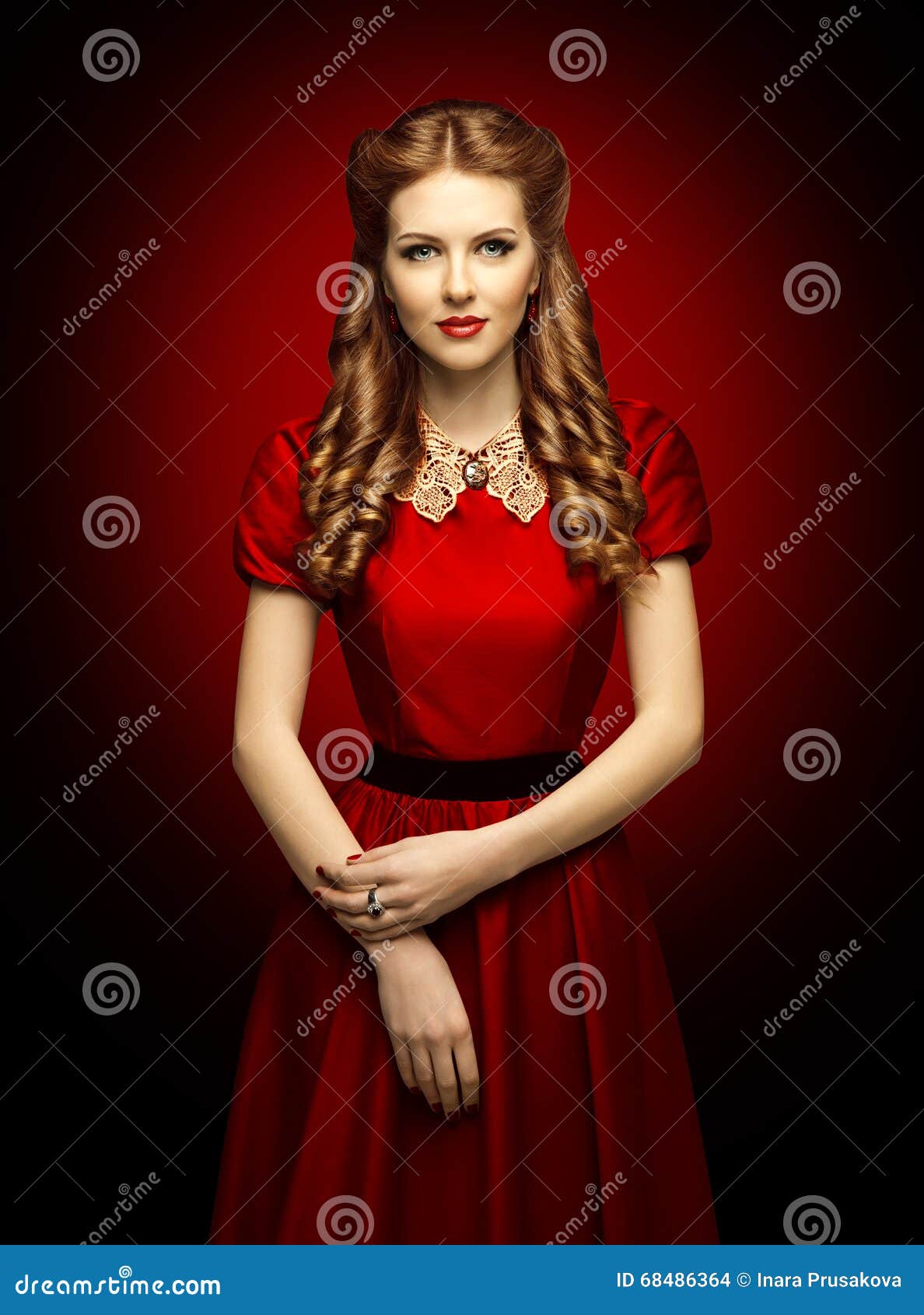 lanzar ocupado medios de comunicación Vestido Rojo De La Mujer, Modelo De Moda En Cuello Retro Del Cordón De La  Ropa Foto de archivo - Imagen de retrato, pelo: 68486364