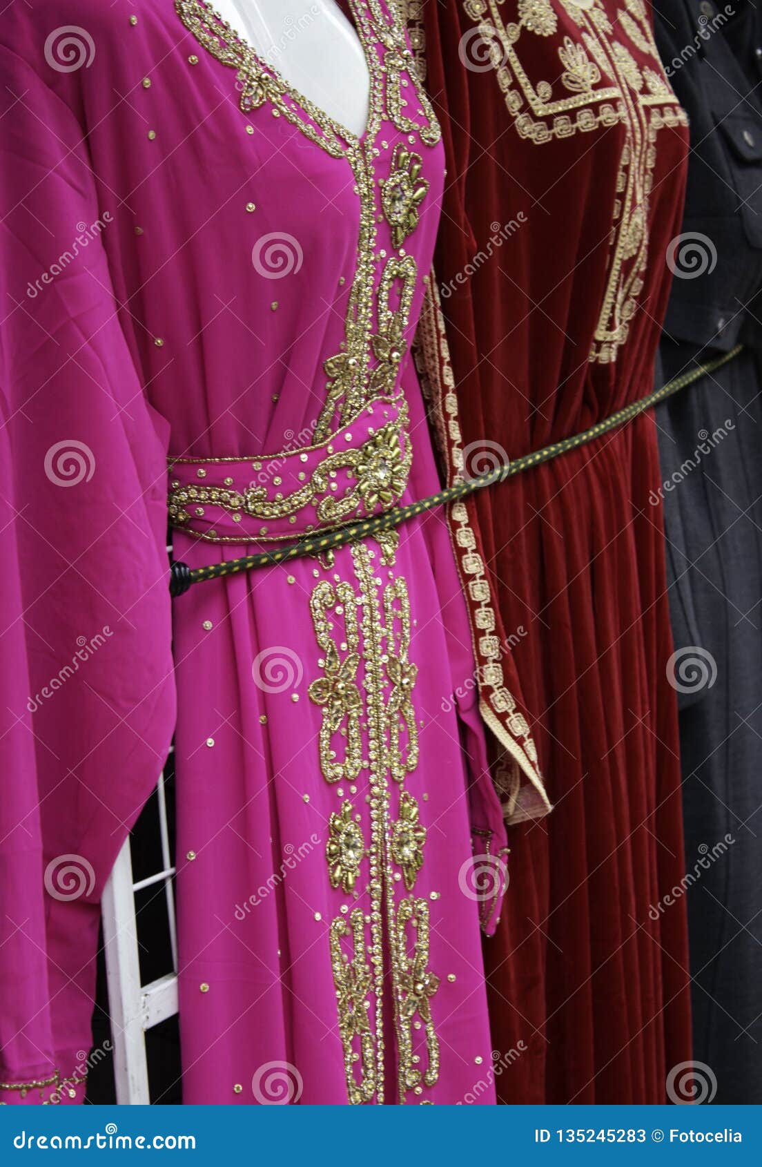 Vestidos árabes De La Imagen de archivo - Imagen de tela, departamento: 135245283