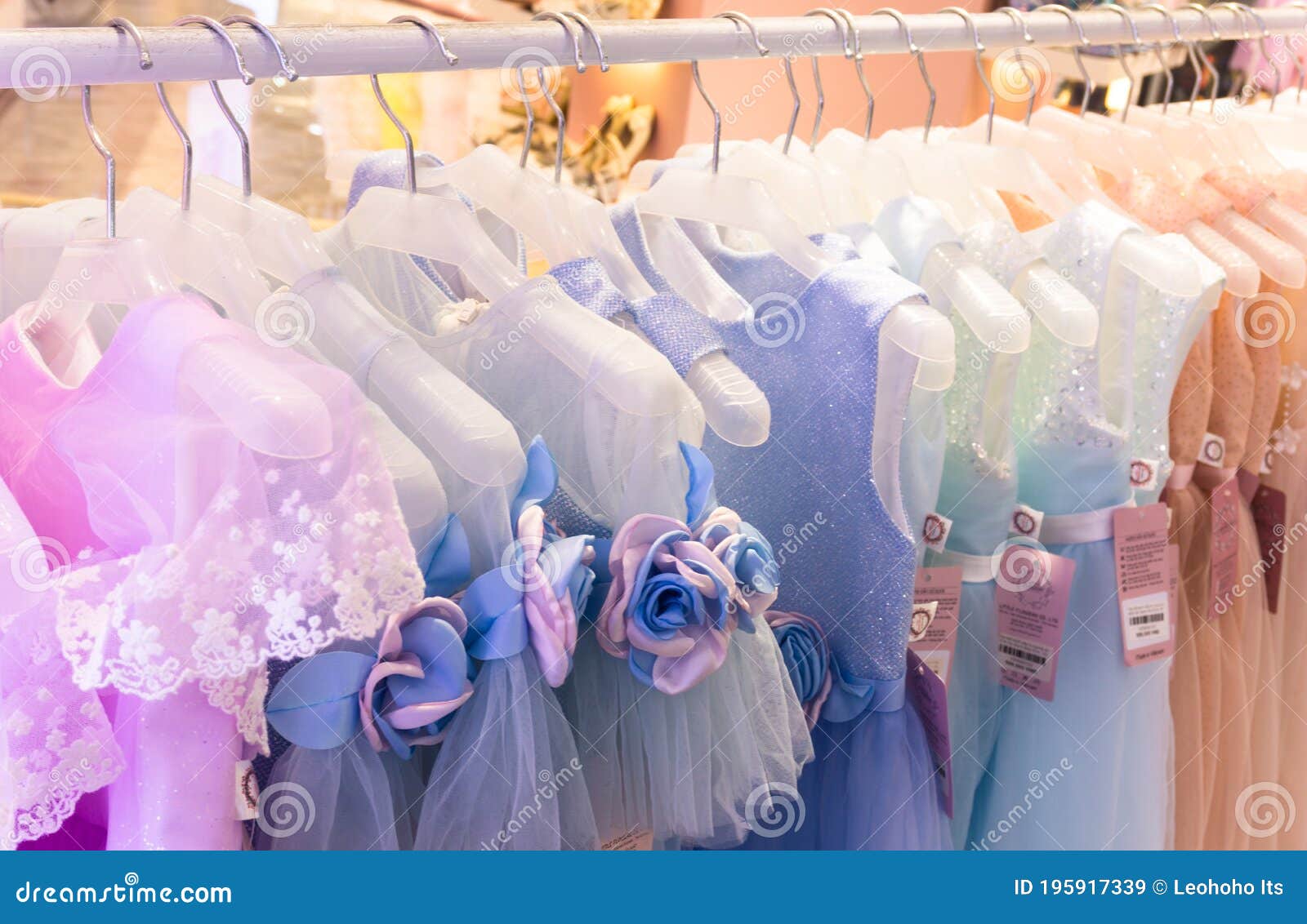 Vestidos De Niñas Colgados En Estantes En Tiendas De Ropa Para Niños.  Adorables Vestidos Para Chicas En Competencias De Cumpleaños Imagen de  archivo editorial - Imagen de manera, elementos: 195917339