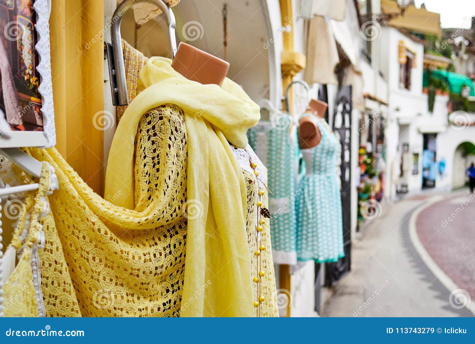Vestidos Del Verano Y Bufanda Lino Amarilla Como Exhibición De La Tienda En Imagen de archivo editorial Imagen de fibra: 113743279