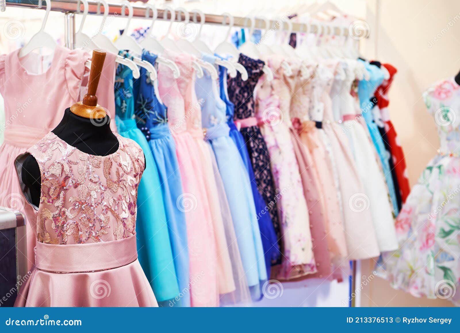Vestidos Elegantes Para Niñas En Perchas En La Tienda Imagen de archivo - Imagen de elegante, departamento: 213376513 Vestidos Elegantes Para Niñas En Perchas En La Tienda Imagen de archivo - Imagen de elegante, departamento: 213376513