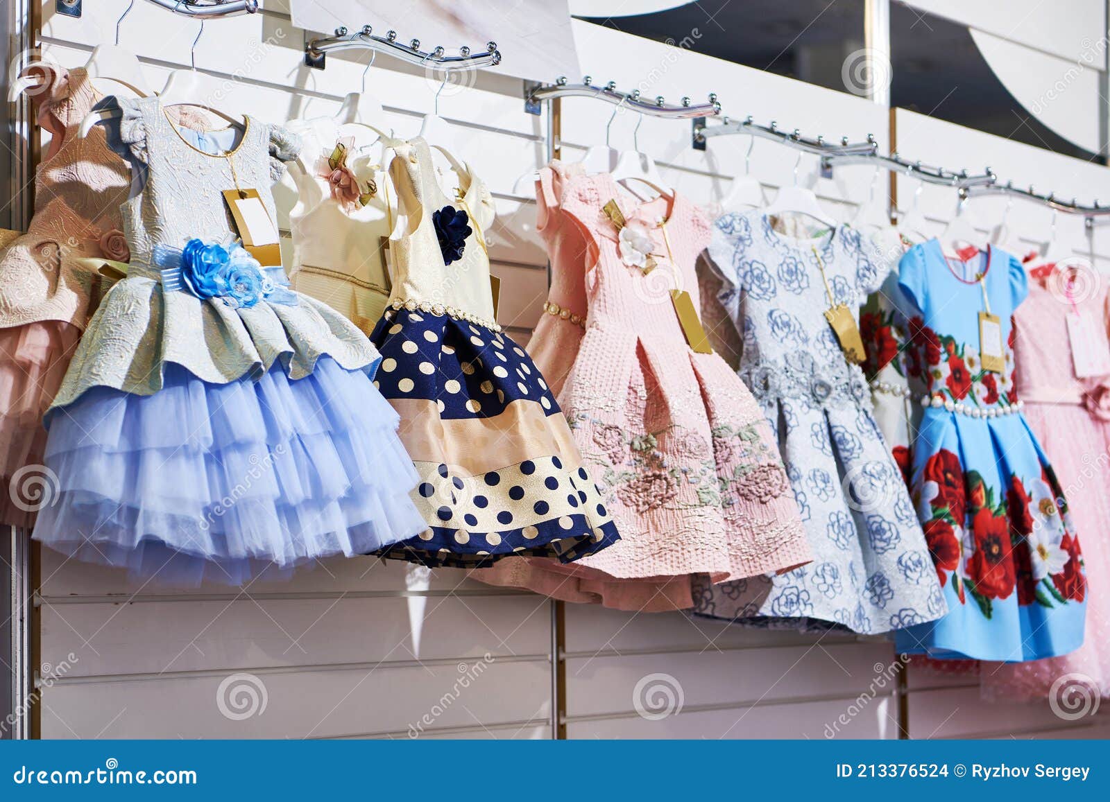 Vestidos Elegantes Para Niñas En Perchas En La de archivo Imagen de hermoso, elegancia: 213376524