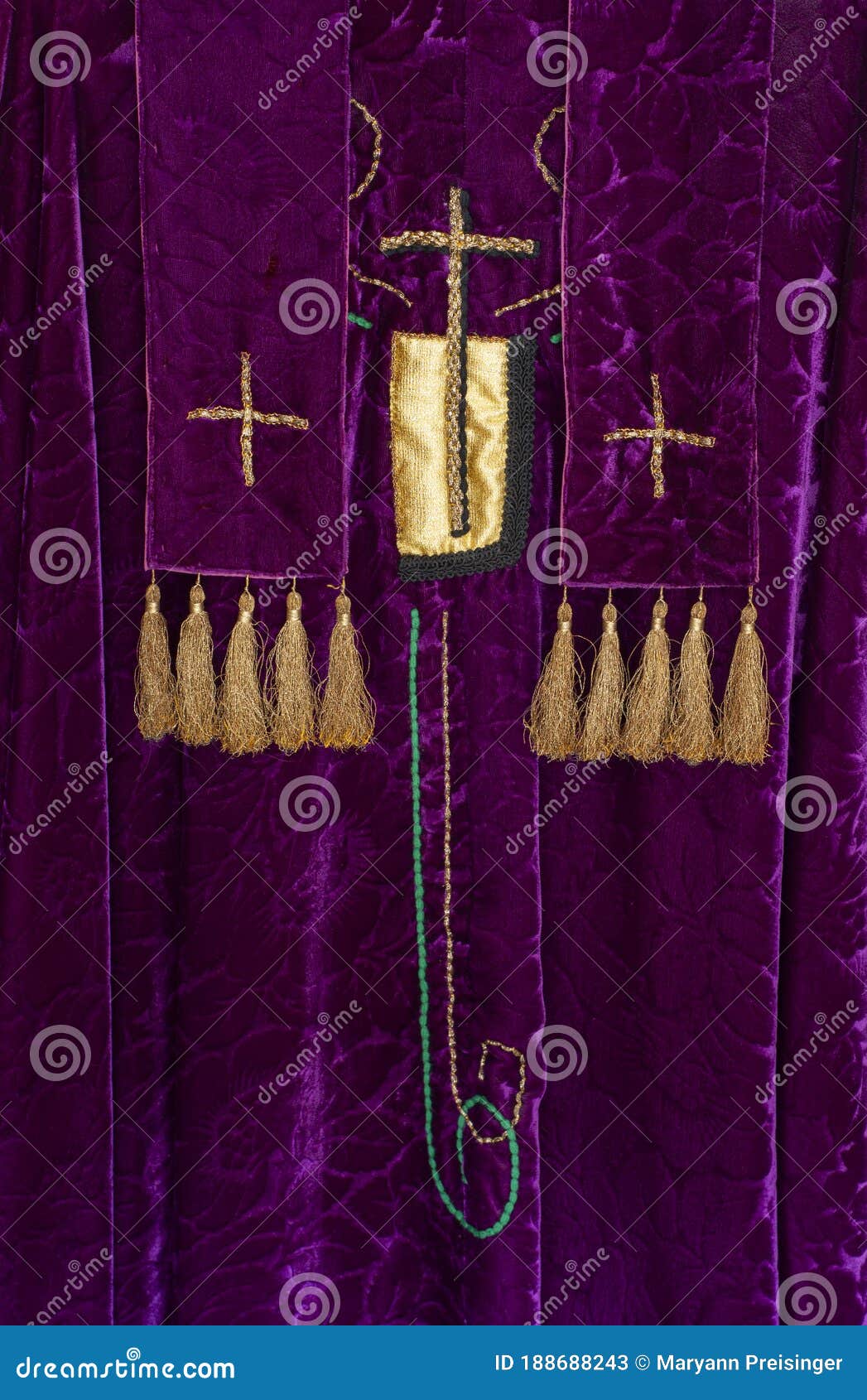 Vestimenta Cristiana Púrpura Con Cruces De Oro Para Servicio De Culto. Imagen de archivo - Imagen de utilizado, festival: 188688243 Vestimenta Cristiana Púrpura Con Cruces De Oro Para Servicio De Culto. Imagen de archivo - Imagen de utilizado, festival: 188688243