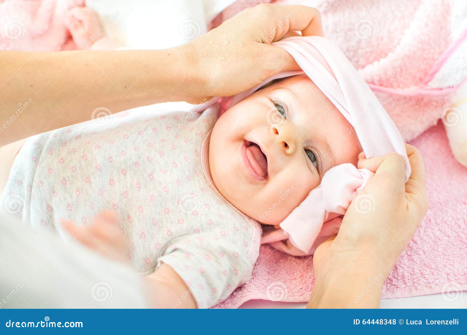 Vestire La Femmina Di Rosa Di Neonato Fotografia Stock - Immagine di  carino, figlia: 64448348