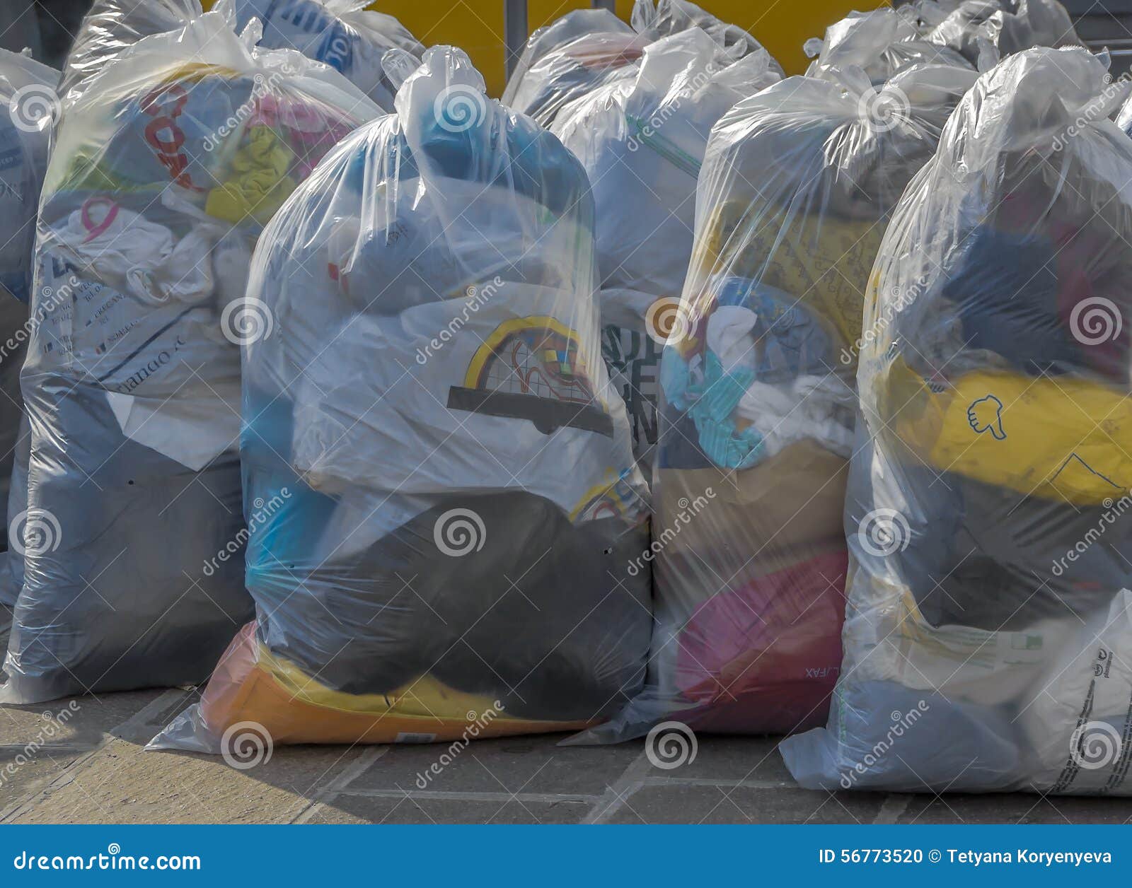 Vestiti Di Seconda Mano Nei Sacchetti Di Plastica Fotografia Stock -  Immagine di leggero, pulizia: 56773520