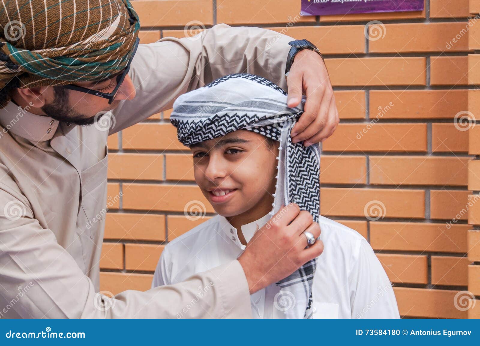 Vestito Arabo Dal Bambino Del Copricapo Immagine Editoriale - Immagine di  asiatico, felice: 73584180