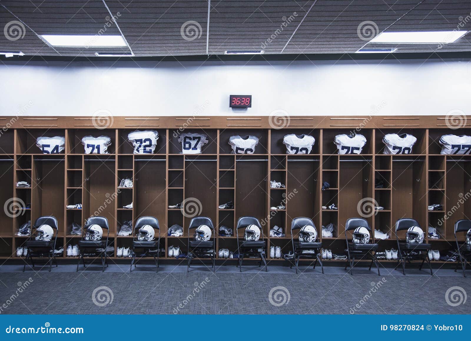 Imagem de uma garota no estádio com o uniforme de um jogador do time de futebol  americano. conceito de esportes. mídia mista